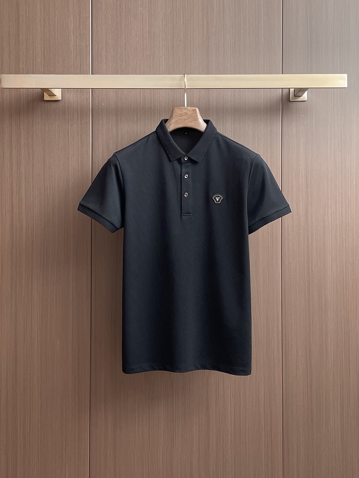 NO:136549,Versace, high-end business, white-collar workers, must-have items for individuals in the unit!  Seizure-free pressed gel ice silk casual business short-sleeved Polo, technology fabric, ice silk traceless, very good body feel, smooth feel and great texture!  Good elasticity, no sense of restraint, the fabric has its own breathable mesh, moisture absorption and sweating, quick drying and keeping it dry, small lapel placket-breasted design, showing a straight posture, not soft pedal, simple style, can be used for business and leisure, highly recommended!  High-elastic ice silk, the touch is as smooth as jade silk, clean and neat, and elegant and gentlemanly. The high-end materials are the key to the fabric, the quality control must be used. The feel is extremely delicate and smooth, the fabric has a good gloss and upper body skeleton feel, so we can greet mature and quality men's clothing!  Sweat in summer and dry instantly, a brand new experience Business commuting and leisure M-4XL, versace, T-shirt, alexander wang19860909范思哲 高端商务 白领 单位人士必入单品！ 无痕压胶冰丝休闲商务短袖Polo,科技面料,冰丝无痕,体感非常棒,手感顺滑质感很棒！弹性好,无任何束缚感,面料自带透气网孔,吸湿排汗,速干保持干爽,小翻领门襟排扣设计,展露挺拔姿态,不软踏,简约款式,商务休闲都可驾驭,强烈推荐！高弹冰丝,触感堪比玉蚕丝一样丝滑,干净利落,儒雅绅士风度.高级材质,重点就是面料上,品控的必上,手感极其细腻光滑,面料光泽感和上身骨架感好,打招成熟品质男装！夏天出汗秒干,全新体验 商务通勤休闲 M-4XL,,versace,T-shirt,alexander wang,Men's clothing