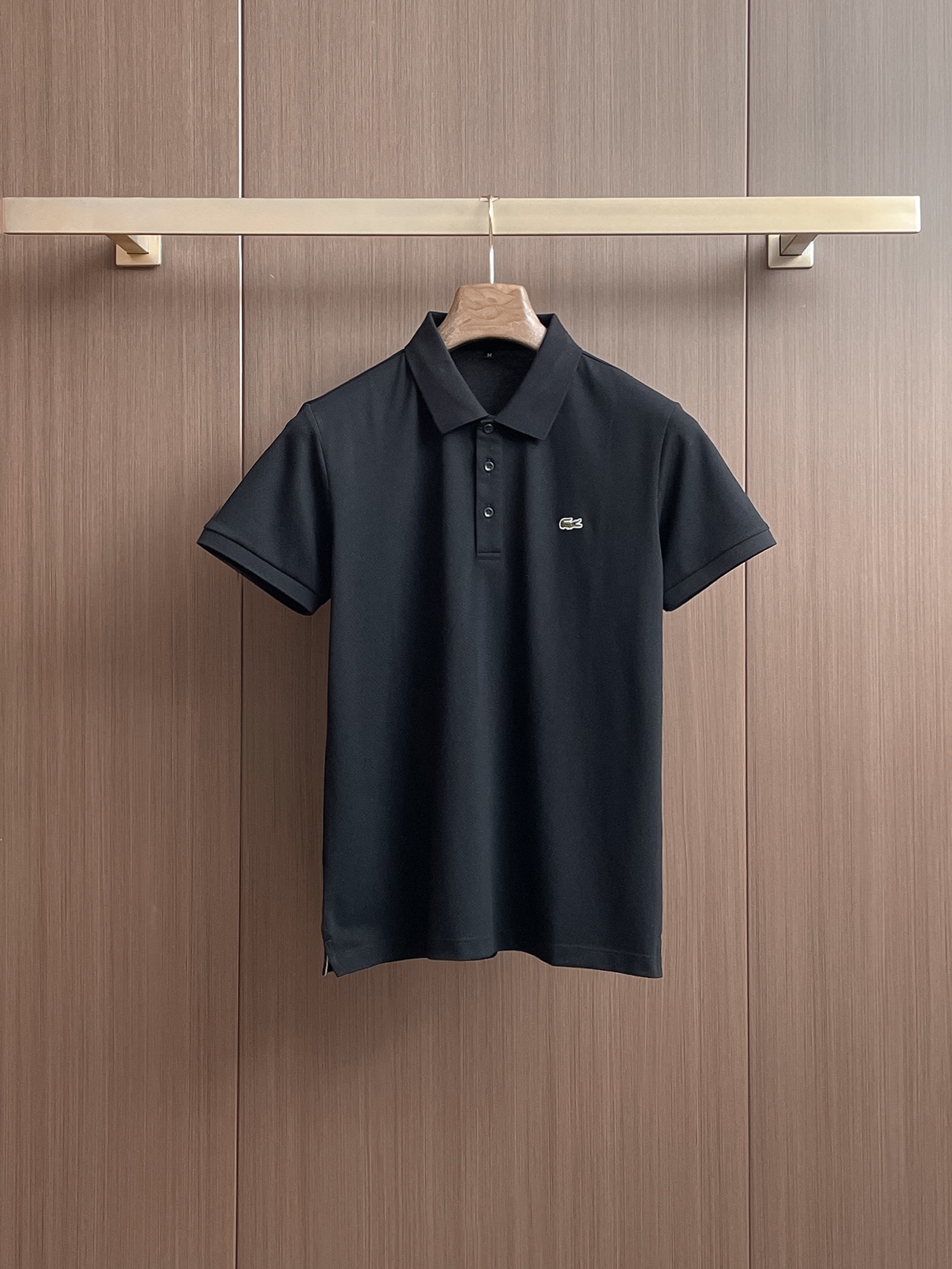 NO:136544,Crocodile, high-end business, white-collar workers, must-have items for individuals in the unit!  Seizure-free pressed gel ice silk casual business short-sleeved Polo, technology fabric, ice silk traceless, very good body feel, smooth feel and great texture!  Good elasticity, no sense of restraint, the fabric has its own breathable mesh, moisture absorption and sweating, quick drying and keeping it dry, small lapel placket-breasted design, showing a straight posture, not soft pedal, simple style, can be used for business and leisure, highly recommended!  High-elastic ice silk, the touch is as smooth as jade silk, clean and neat, and elegant and gentlemanly. The high-end materials are the key to the fabric, the quality control must be used. The feel is extremely delicate and smooth, the fabric has a good gloss and upper body skeleton feel, so we can greet mature and quality men's clothing!  Sweat in summer and dry instantly, a brand new experience Business commuting and leisure M-4XL, T-shirt, alexander wang19860909鳄鱼 高端商务 白领 单位人士必入单品！ 无痕压胶冰丝休闲商务短袖Polo,科技面料,冰丝无痕,体感非常棒,手感顺滑质感很棒！弹性好,无任何束缚感,面料自带透气网孔,吸湿排汗,速干保持干爽,小翻领门襟排扣设计,展露挺拔姿态,不软踏,简约款式,商务休闲都可驾驭,强烈推荐！高弹冰丝,触感堪比玉蚕丝一样丝滑,干净利落,儒雅绅士风度.高级材质,重点就是面料上,品控的必上,手感极其细腻光滑,面料光泽感和上身骨架感好,打招成熟品质男装！夏天出汗秒干,全新体验 商务通勤休闲 M-4XL,,T-shirt,alexander wang,Men's clothing