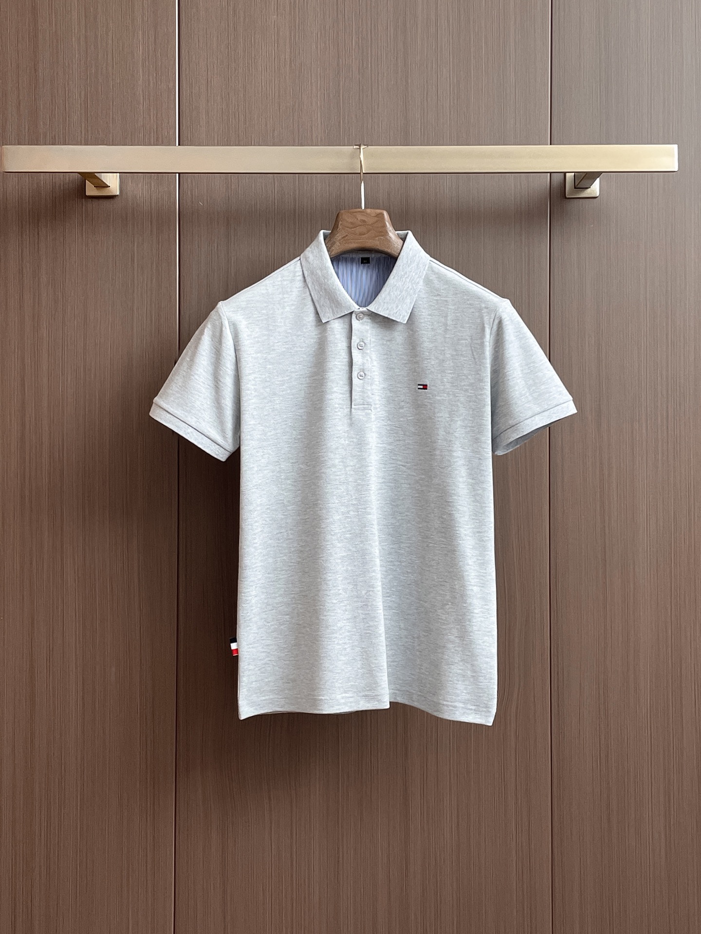 NO:136545,Tom Brown High-end Business White-collar workers are a must-have item for individuals in the unit!  Seizure-free pressed gel ice silk casual business short-sleeved Polo, technology fabric, ice silk traceless, very good body feel, smooth feel and great texture!  Good elasticity, no sense of restraint, the fabric has its own breathable mesh, moisture absorption and sweating, quick drying and keeping it dry, small lapel placket-breasted design, showing a straight posture, not soft pedal, simple style, can be used for business and leisure, highly recommended!  High-elastic ice silk, the touch is as smooth as jade silk, clean and neat, and elegant and gentlemanly. The high-end materials are the key to the fabric, the quality control must be used. The feel is extremely delicate and smooth, the fabric has a good gloss and upper body skeleton feel, so we can greet mature and quality men's clothing!  Sweat in summer and dry in seconds, a brand new experience Business commuting and leisure M-4XL, thom browne, T-shirt, alexander wang19860909汤姆布朗 高端商务 白领 单位人士必入单品！ 无痕压胶冰丝休闲商务短袖Polo,科技面料,冰丝无痕,体感非常棒,手感顺滑质感很棒！弹性好,无任何束缚感,面料自带透气网孔,吸湿排汗,速干保持干爽,小翻领门襟排扣设计,展露挺拔姿态,不软踏,简约款式,商务休闲都可驾驭,强烈推荐！高弹冰丝,触感堪比玉蚕丝一样丝滑,干净利落,儒雅绅士风度.高级材质,重点就是面料上,品控的必上,手感极其细腻光滑,面料光泽感和上身骨架感好,打招成熟品质男装！夏天出汗秒干,全新体验 商务通勤休闲 M-4XL,,thom browne,T-shirt,alexander wang,Men's clothing