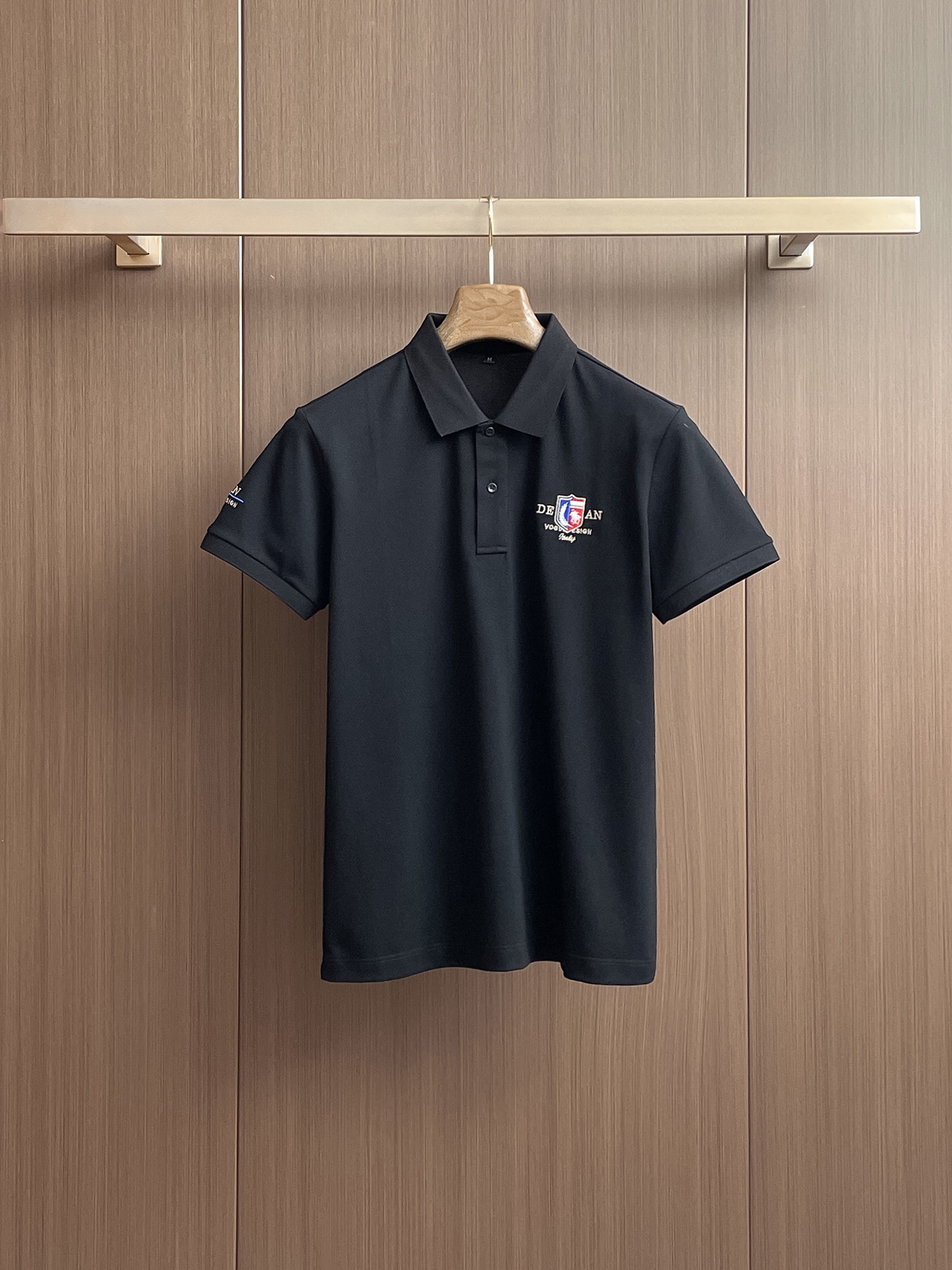 NO:136542,Paul High-end Business White-collar workers are a must-have item for individuals in the unit!  Seizure-free pressed gel ice silk casual business short-sleeved Polo, technology fabric, ice silk traceless, very good body feel, smooth feel and great texture!  Good elasticity, no sense of restraint, the fabric has its own breathable mesh, moisture absorption and sweating, quick drying and keeping it dry, small lapel placket-breasted design, showing a straight posture, not soft pedal, simple style, can be used for business and leisure, highly recommended!  High-elastic ice silk, the touch is as smooth as jade silk, clean and neat, and elegant and gentlemanly. The high-end materials are the key to the fabric, the quality control must be used. The feel is extremely delicate and smooth, the fabric has a good gloss and upper body skeleton feel, so we can greet mature and quality men's clothing!  Sweat in summer and dry instantly, a brand new experience Business commuting and leisure M-4XL, T-shirt, alexander wang19860909保罗 高端商务 白领 单位人士必入单品！ 无痕压胶冰丝休闲商务短袖Polo,科技面料,冰丝无痕,体感非常棒,手感顺滑质感很棒！弹性好,无任何束缚感,面料自带透气网孔,吸湿排汗,速干保持干爽,小翻领门襟排扣设计,展露挺拔姿态,不软踏,简约款式,商务休闲都可驾驭,强烈推荐！高弹冰丝,触感堪比玉蚕丝一样丝滑,干净利落,儒雅绅士风度.高级材质,重点就是面料上,品控的必上,手感极其细腻光滑,面料光泽感和上身骨架感好,打招成熟品质男装！夏天出汗秒干,全新体验 商务通勤休闲 M-4XL,,T-shirt,alexander wang,Men's clothing