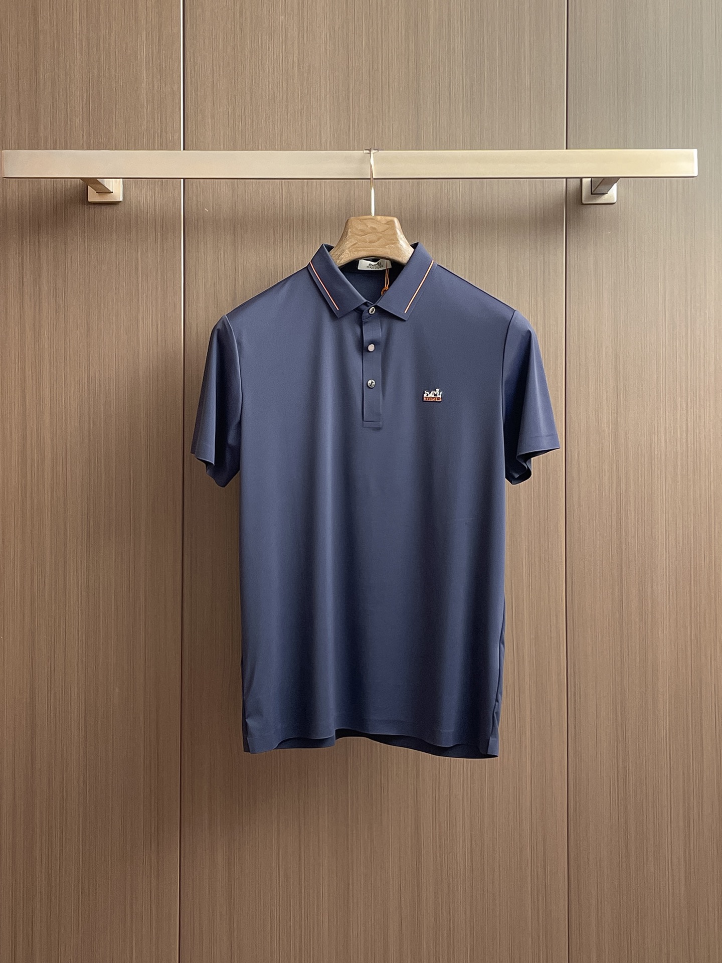 NO:136539,Hermes High-end Business White-collar workers are a must-have item for people in the unit!  Seizure-free pressed gel ice silk casual business short-sleeved Polo, technology fabric, ice silk traceless, very good body feel, smooth feel and great texture!  Good elasticity, no sense of restraint, the fabric has its own breathable mesh, moisture absorption and sweating, quick drying and keeping it dry, small lapel placket-breasted design, showing a straight posture, not soft pedal, simple style, can be used for business and leisure, highly recommended!  High-elastic ice silk, the touch is as smooth as jade silk, clean and neat, and elegant and gentlemanly. The high-end materials are the key to the fabric, the quality control must be used. The feel is extremely delicate and smooth, the fabric has a good gloss and upper body skeleton feel, so we can greet mature and quality men's clothing!  Sweat in summer and dry instantly, a brand new experience Business commuting and leisure M-4XL, hermes, T-shirt, alexander wang19860909爱马仕 高端商务 白领 单位人士必入单品！ 无痕压胶冰丝休闲商务短袖Polo,科技面料,冰丝无痕,体感非常棒,手感顺滑质感很棒！弹性好,无任何束缚感,面料自带透气网孔,吸湿排汗,速干保持干爽,小翻领门襟排扣设计,展露挺拔姿态,不软踏,简约款式,商务休闲都可驾驭,强烈推荐！高弹冰丝,触感堪比玉蚕丝一样丝滑,干净利落,儒雅绅士风度.高级材质,重点就是面料上,品控的必上,手感极其细腻光滑,面料光泽感和上身骨架感好,打招成熟品质男装！夏天出汗秒干,全新体验 商务通勤休闲 M-4XL,,hermes,T-shirt,alexander wang,Men's clothing