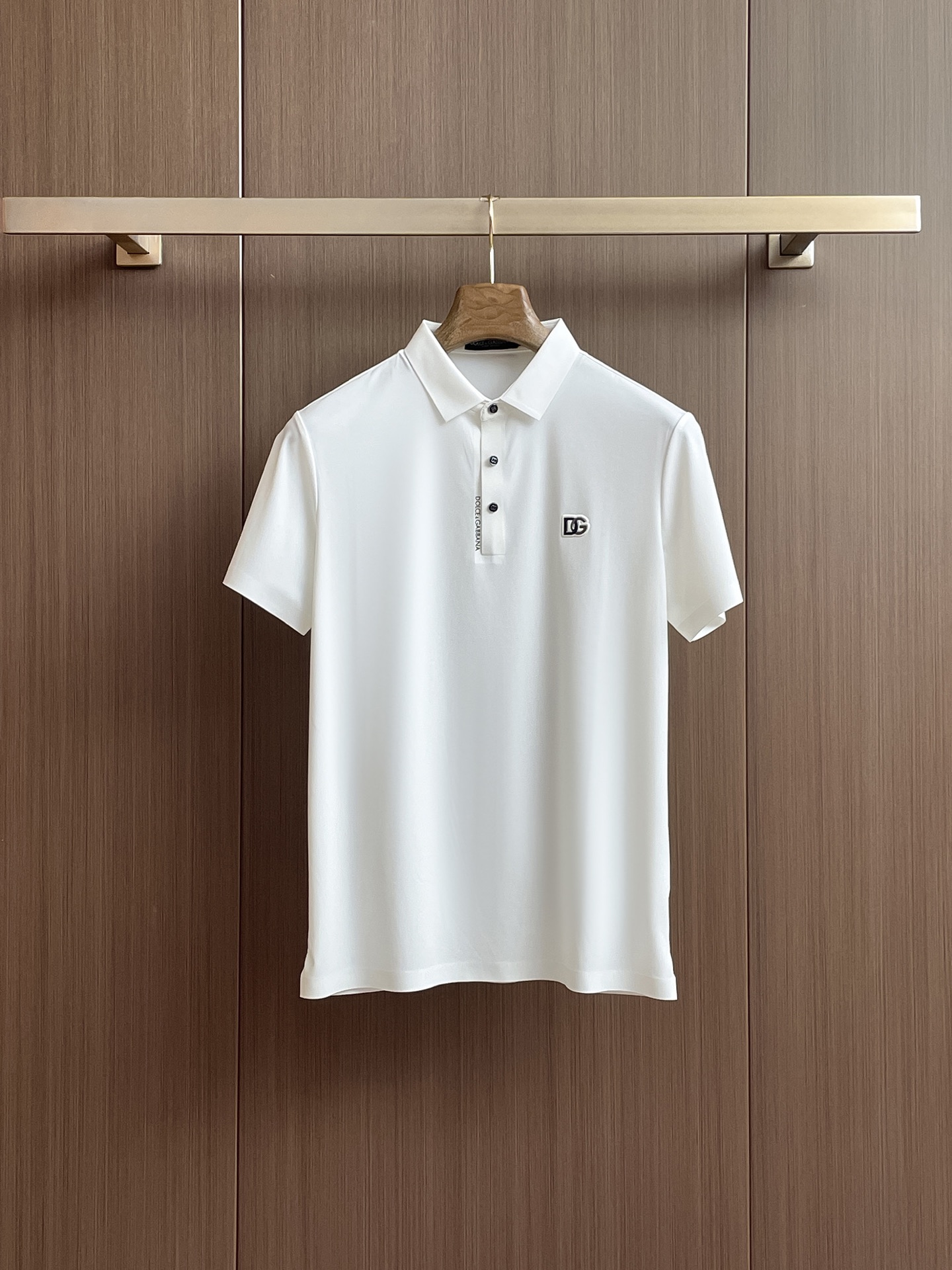 NO:136562,DG High-end Business White-collar workers are a must-have item for individuals in the unit!  Seizure-free pressed gel ice silk casual business short-sleeved Polo, technology fabric, ice silk traceless, very good body feel, smooth feel and great texture!  Good elasticity, no sense of restraint, the fabric has its own breathable mesh, moisture absorption and sweating, quick drying and keeping it dry, small lapel placket-breasted design, showing a straight posture, not soft pedal, simple style, can be used for business and leisure, highly recommended!  High-elastic ice silk, the touch is as smooth as jade silk, clean and neat, and elegant and gentlemanly. The high-end materials are the key to the fabric, the quality control must be used. The feel is extremely delicate and smooth, the fabric has a good gloss and upper body skeleton feel, so we can greet mature and quality men's clothing!  Sweat in summer and dry in seconds, a brand new experience Business commuting and leisure M-4XL, Dolce & Gabbana, T-shirt, alexander wang19860909DG 高端商务 白领 单位人士必入单品！ 无痕压胶冰丝休闲商务短袖Polo,科技面料,冰丝无痕,体感非常棒,手感顺滑质感很棒！弹性好,无任何束缚感,面料自带透气网孔,吸湿排汗,速干保持干爽,小翻领门襟排扣设计,展露挺拔姿态,不软踏,简约款式,商务休闲都可驾驭,强烈推荐！高弹冰丝,触感堪比玉蚕丝一样丝滑,干净利落,儒雅绅士风度.高级材质,重点就是面料上,品控的必上,手感极其细腻光滑,面料光泽感和上身骨架感好,打招成熟品质男装！夏天出汗秒干,全新体验 商务通勤休闲 M-4XL,,Dolce&Gabbana,T-shirt,alexander wang,Men's clothing