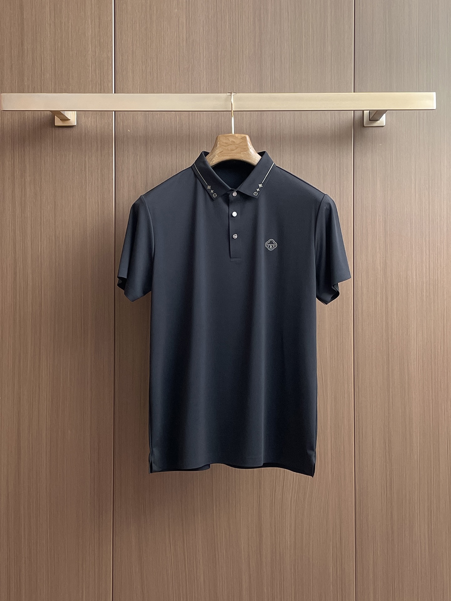 NO:136560,LV High-end Business White-collar workers are a must-have item for individuals in the unit!  Seizure-free pressed gel ice silk casual business short-sleeved Polo, technology fabric, ice silk traceless, very good body feel, smooth feel and great texture!  Good elasticity, no sense of restraint, the fabric has its own breathable mesh, moisture absorption and sweating, quick drying and keeping it dry, small lapel placket-breasted design, showing a straight posture, not soft pedal, simple style, can be used for business and leisure, highly recommended!  High-elastic ice silk, the touch is as smooth as jade silk, clean and neat, and elegant and gentlemanly. The high-end materials are the key to the fabric, the quality control must be used. The feel is extremely delicate and smooth, the fabric has a good gloss and upper body skeleton feel, so we can greet mature and quality men's clothing!  Sweat in summer and dry in seconds, a brand new experience Business commuting and leisure M-4XL, louis vuitton, T-shirt, alexander wang19860909LV 高端商务 白领 单位人士必入单品！ 无痕压胶冰丝休闲商务短袖Polo,科技面料,冰丝无痕,体感非常棒,手感顺滑质感很棒！弹性好,无任何束缚感,面料自带透气网孔,吸湿排汗,速干保持干爽,小翻领门襟排扣设计,展露挺拔姿态,不软踏,简约款式,商务休闲都可驾驭,强烈推荐！高弹冰丝,触感堪比玉蚕丝一样丝滑,干净利落,儒雅绅士风度.高级材质,重点就是面料上,品控的必上,手感极其细腻光滑,面料光泽感和上身骨架感好,打招成熟品质男装！夏天出汗秒干,全新体验 商务通勤休闲 M-4XL,,louis vuitton,T-shirt,alexander wang,Men's clothing