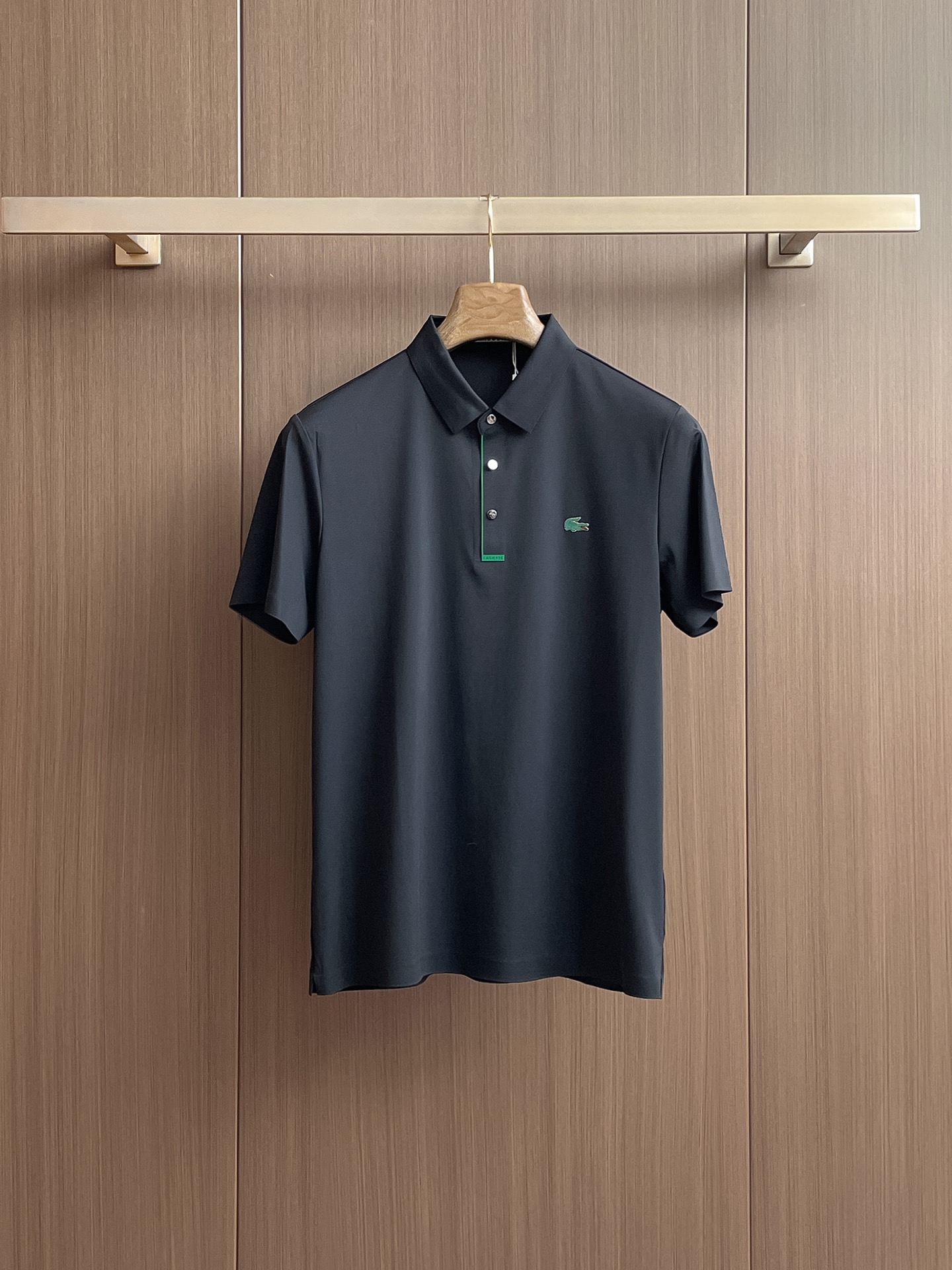 NO:136536,Crocodile, high-end business, white-collar workers, must-have items for individuals in the unit!  Seizure-free pressed gel ice silk casual business short-sleeved Polo, technology fabric, ice silk traceless, very good body feel, smooth feel and great texture!  Good elasticity, no sense of restraint, the fabric has its own breathable mesh, moisture absorption and sweating, quick drying and keeping it dry, small lapel placket-breasted design, showing a straight posture, not soft pedal, simple style, can be used for business and leisure, highly recommended!  High-elastic ice silk, the touch is as smooth as jade silk, clean and neat, and elegant and gentlemanly. The high-end materials are the key to the fabric, the quality control must be used. The feel is extremely delicate and smooth, the fabric has a good gloss and upper body skeleton feel, so we can greet mature and quality men's clothing!  Sweat in summer and dry instantly, a brand new experience Business commuting and leisure M-4XL, T-shirt, alexander wang19860909鳄鱼 高端商务 白领 单位人士必入单品！ 无痕压胶冰丝休闲商务短袖Polo,科技面料,冰丝无痕,体感非常棒,手感顺滑质感很棒！弹性好,无任何束缚感,面料自带透气网孔,吸湿排汗,速干保持干爽,小翻领门襟排扣设计,展露挺拔姿态,不软踏,简约款式,商务休闲都可驾驭,强烈推荐！高弹冰丝,触感堪比玉蚕丝一样丝滑,干净利落,儒雅绅士风度.高级材质,重点就是面料上,品控的必上,手感极其细腻光滑,面料光泽感和上身骨架感好,打招成熟品质男装！夏天出汗秒干,全新体验 商务通勤休闲 M-4XL,,T-shirt,alexander wang,Men's clothing