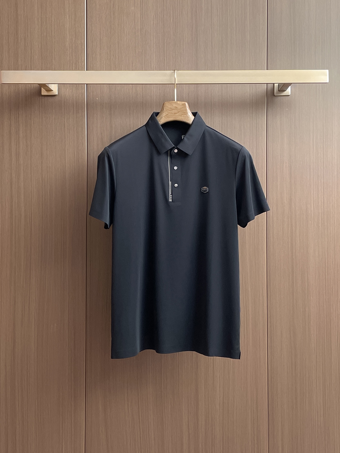 NO:136533,BOSS High-end Business White-collar workers are a must-have item for individuals in the unit!  Seizure-free pressed gel ice silk casual business short-sleeved Polo, technology fabric, ice silk traceless, very good body feel, smooth feel and great texture!  Good elasticity, no sense of restraint, the fabric has its own breathable mesh, moisture absorption and sweating, quick drying and keeping it dry, small lapel placket-breasted design, showing a straight posture, not soft pedal, simple style, can be used for business and leisure, highly recommended!  High-elastic ice silk, the touch is as smooth as jade silk, clean and neat, and elegant and gentlemanly. The high-end materials are the key to the fabric, the quality control must be used. The feel is extremely delicate and smooth, the fabric has a good gloss and upper body skeleton feel, so we can greet mature and quality men's clothing!  Sweat in summer and dry instantly, a brand new experience Business commuting and leisure M-4XL, T-shirt, alexander wang19860909BOSS 高端商务 白领 单位人士必入单品！ 无痕压胶冰丝休闲商务短袖Polo,科技面料,冰丝无痕,体感非常棒,手感顺滑质感很棒！弹性好,无任何束缚感,面料自带透气网孔,吸湿排汗,速干保持干爽,小翻领门襟排扣设计,展露挺拔姿态,不软踏,简约款式,商务休闲都可驾驭,强烈推荐！高弹冰丝,触感堪比玉蚕丝一样丝滑,干净利落,儒雅绅士风度.高级材质,重点就是面料上,品控的必上,手感极其细腻光滑,面料光泽感和上身骨架感好,打招成熟品质男装！夏天出汗秒干,全新体验 商务通勤休闲 M-4XL,,T-shirt,alexander wang,Men's clothing