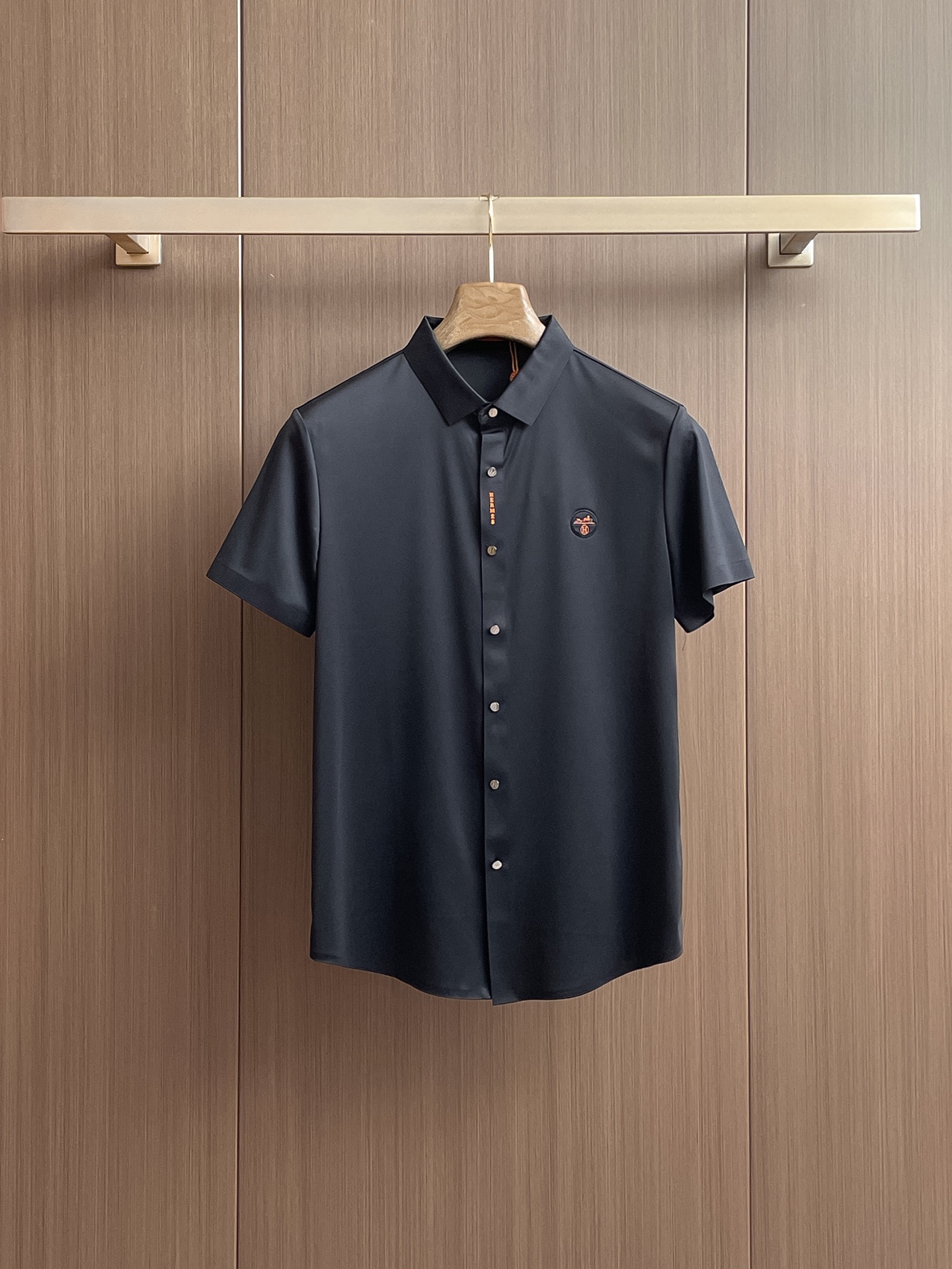 NO:136530,Hermes High-end Business White-collar workers are a must-have item for people in the unit!  Seal-free pressed glue ice silk casual business short-sleeved shirt, technological fabric, ice silk traceless, very good body feel, smooth feel and great texture!  Good elasticity, no sense of restraint, the fabric has its own breathable mesh, moisture absorption and sweating, quick drying and keeping it dry, small lapel placket-breasted design, showing a straight posture, not soft pedal, simple style, can be used for business and leisure, highly recommended!  High-elastic ice silk, the touch is as smooth as jade silk, clean and neat, and elegant and gentlemanly. The high-end materials are the key to the fabric, the quality control must be used. The feel is extremely delicate and smooth, the fabric has a good gloss and upper body skeleton feel, so we can greet mature and quality men's clothing!  Sweat in summer and dry in seconds, a brand new experience Business commuting and leisure M-4XL, hermes,shirts,T-shirt,alexander wang19860909爱马仕 高端商务 白领 单位人士必入单品！ 无痕压胶冰丝休闲商务短袖衬衫,科技面料,冰丝无痕,体感非常棒,手感顺滑质感很棒！弹性好,无任何束缚感,面料自带透气网孔,吸湿排汗,速干保持干爽,小翻领门襟排扣设计,展露挺拔姿态,不软踏,简约款式,商务休闲都可驾驭,强烈推荐！高弹冰丝,触感堪比玉蚕丝一样丝滑,干净利落,儒雅绅士风度.高级材质,重点就是面料上,品控的必上,手感极其细腻光滑,面料光泽感和上身骨架感好,打招成熟品质男装！夏天出汗秒干,全新体验 商务通勤休闲 M-4XL,,hermes,shirts,T-shirt,alexander wang,Men's clothing