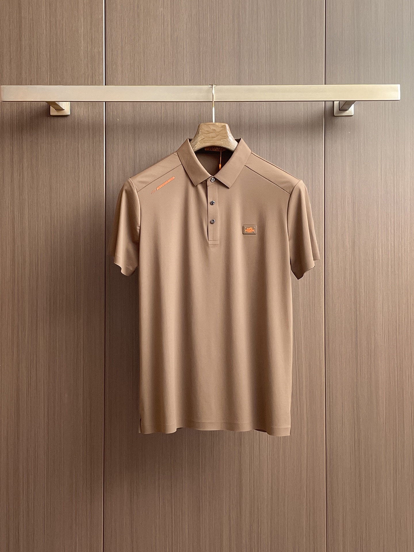 NO:136556,Hermes High-end Business White-collar workers are a must-have item for people in the unit!  Seizure-free pressed gel ice silk casual business short-sleeved Polo, technology fabric, ice silk traceless, very good body feel, smooth feel and great texture!  Good elasticity, no sense of restraint, the fabric has its own breathable mesh, moisture absorption and sweating, quick drying and keeping it dry, small lapel placket-breasted design, showing a straight posture, not soft pedal, simple style, can be used for business and leisure, highly recommended!  High-elastic ice silk, the touch is as smooth as jade silk, clean and neat, and elegant and gentlemanly. The high-end materials are the key to the fabric, the quality control must be used. The feel is extremely delicate and smooth, the fabric has a good gloss and upper body skeleton feel, so we can greet mature and quality men's clothing!  Sweat in summer and dry instantly, a brand new experience Business commuting and leisure M-4XL, hermes, T-shirt, alexander wang19860909爱马仕 高端商务 白领 单位人士必入单品！ 无痕压胶冰丝休闲商务短袖Polo,科技面料,冰丝无痕,体感非常棒,手感顺滑质感很棒！弹性好,无任何束缚感,面料自带透气网孔,吸湿排汗,速干保持干爽,小翻领门襟排扣设计,展露挺拔姿态,不软踏,简约款式,商务休闲都可驾驭,强烈推荐！高弹冰丝,触感堪比玉蚕丝一样丝滑,干净利落,儒雅绅士风度.高级材质,重点就是面料上,品控的必上,手感极其细腻光滑,面料光泽感和上身骨架感好,打招成熟品质男装！夏天出汗秒干,全新体验 商务通勤休闲 M-4XL,,hermes,T-shirt,alexander wang,Men's clothing