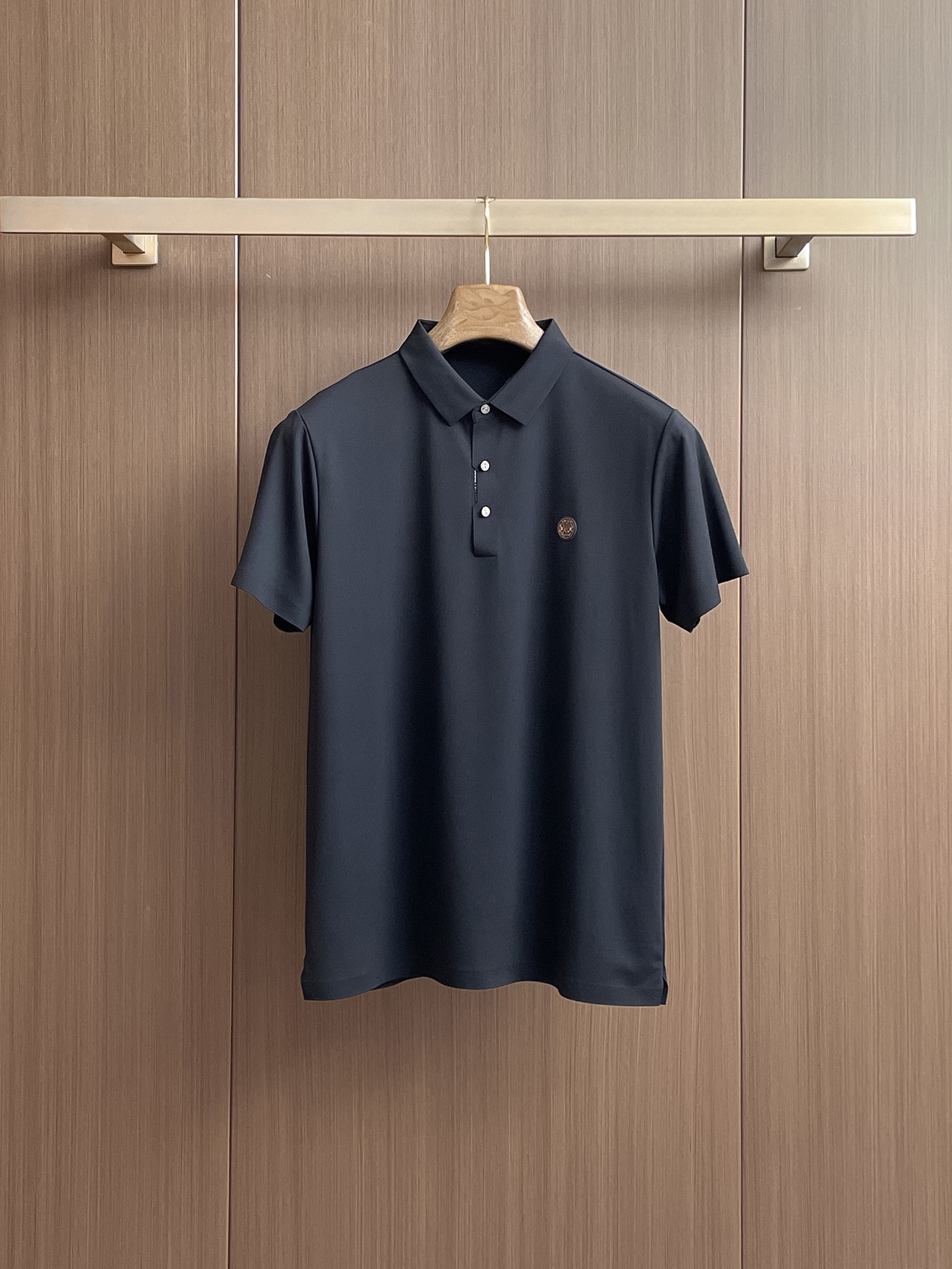 NO:136527,LV High-end Business White-collar workers are a must-have item for individuals in the unit!  Seizure-free pressed gel ice silk casual business short-sleeved Polo, technology fabric, ice silk traceless, very good body feel, smooth feel and great texture!  Good elasticity, no sense of restraint, the fabric has its own breathable mesh, moisture absorption and sweating, quick drying and keeping it dry, small lapel placket-breasted design, showing a straight posture, not soft pedal, simple style, can be used for business and leisure, highly recommended!  High-elastic ice silk, the touch is as smooth as jade silk, clean and neat, and elegant and gentlemanly. The high-end materials are the key to the fabric, the quality control must be used. The feel is extremely delicate and smooth, the fabric has a good gloss and upper body skeleton feel, so we can greet mature and quality men's clothing!  Sweat in summer and dry in seconds, a brand new experience Business commuting and leisure M-4XL, louis vuitton, T-shirt, alexander wang19860909LV 高端商务 白领 单位人士必入单品！ 无痕压胶冰丝休闲商务短袖Polo,科技面料,冰丝无痕,体感非常棒,手感顺滑质感很棒！弹性好,无任何束缚感,面料自带透气网孔,吸湿排汗,速干保持干爽,小翻领门襟排扣设计,展露挺拔姿态,不软踏,简约款式,商务休闲都可驾驭,强烈推荐！高弹冰丝,触感堪比玉蚕丝一样丝滑,干净利落,儒雅绅士风度.高级材质,重点就是面料上,品控的必上,手感极其细腻光滑,面料光泽感和上身骨架感好,打招成熟品质男装！夏天出汗秒干,全新体验 商务通勤休闲 M-4XL,,louis vuitton,T-shirt,alexander wang,Men's clothing