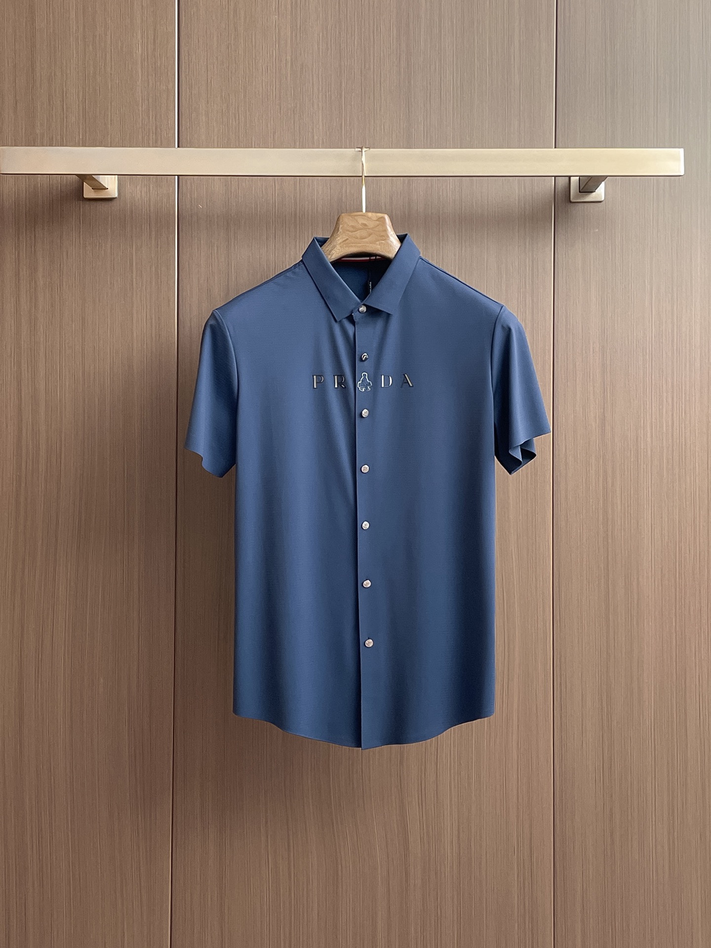 NO:136554,Prada High-end Business White-collar workers are a must-have item for individuals in the unit!  Seal-free pressed glue ice silk casual business short-sleeved shirt, technological fabric, ice silk traceless, very good body feel, smooth feel and great texture!  Good elasticity, no sense of restraint, the fabric has its own breathable mesh, moisture absorption and sweating, quick drying and keeping it dry, small lapel placket-breasted design, showing a straight posture, not soft pedal, simple style, can be used for business and leisure, highly recommended!  High-elastic ice silk, the touch is as smooth as jade silk, clean and neat, and elegant and gentlemanly. The high-end materials are the key to the fabric, the quality control must be used. The feel is extremely delicate and smooth, the fabric has a good gloss and upper body skeleton feel, so we can greet mature and quality men's clothing!  Sweat in summer and dry in seconds, a brand new experience Business commuting and leisure M-4XL, prada,shirts,T-shirt,alexander wang19860909普拉达 高端商务 白领 单位人士必入单品！ 无痕压胶冰丝休闲商务短袖衬衫,科技面料,冰丝无痕,体感非常棒,手感顺滑质感很棒！弹性好,无任何束缚感,面料自带透气网孔,吸湿排汗,速干保持干爽,小翻领门襟排扣设计,展露挺拔姿态,不软踏,简约款式,商务休闲都可驾驭,强烈推荐！高弹冰丝,触感堪比玉蚕丝一样丝滑,干净利落,儒雅绅士风度.高级材质,重点就是面料上,品控的必上,手感极其细腻光滑,面料光泽感和上身骨架感好,打招成熟品质男装！夏天出汗秒干,全新体验 商务通勤休闲 M-4XL,,prada,shirts,T-shirt,alexander wang,Men's clothing