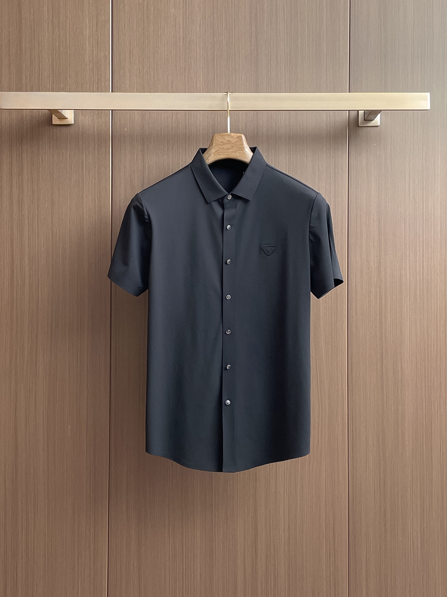 NO:136524,Prada High-end Business White-collar workers are a must-have item for individuals in the unit!  Seal-free pressed glue ice silk casual business short-sleeved shirt, technological fabric, ice silk traceless, very good body feel, smooth feel and great texture!  Good elasticity, no sense of restraint, the fabric has its own breathable mesh, moisture absorption and sweating, quick drying and keeping it dry, small lapel placket-breasted design, showing a straight posture, not soft pedal, simple style, can be used for business and leisure, highly recommended!  High-elastic ice silk, the touch is as smooth as jade silk, clean and neat, and elegant and gentlemanly. The high-end materials are the key to the fabric, the quality control must be used. The feel is extremely delicate and smooth, the fabric has a good gloss and upper body skeleton feel, so we can greet mature and quality men's clothing!  Sweat in summer and dry in seconds, a brand new experience Business commuting and leisure M-4XL, prada,shirts,T-shirt,alexander wang19860909普拉达 高端商务 白领 单位人士必入单品！ 无痕压胶冰丝休闲商务短袖衬衫,科技面料,冰丝无痕,体感非常棒,手感顺滑质感很棒！弹性好,无任何束缚感,面料自带透气网孔,吸湿排汗,速干保持干爽,小翻领门襟排扣设计,展露挺拔姿态,不软踏,简约款式,商务休闲都可驾驭,强烈推荐！高弹冰丝,触感堪比玉蚕丝一样丝滑,干净利落,儒雅绅士风度.高级材质,重点就是面料上,品控的必上,手感极其细腻光滑,面料光泽感和上身骨架感好,打招成熟品质男装！夏天出汗秒干,全新体验 商务通勤休闲 M-4XL,,prada,shirts,T-shirt,alexander wang,Men's clothing