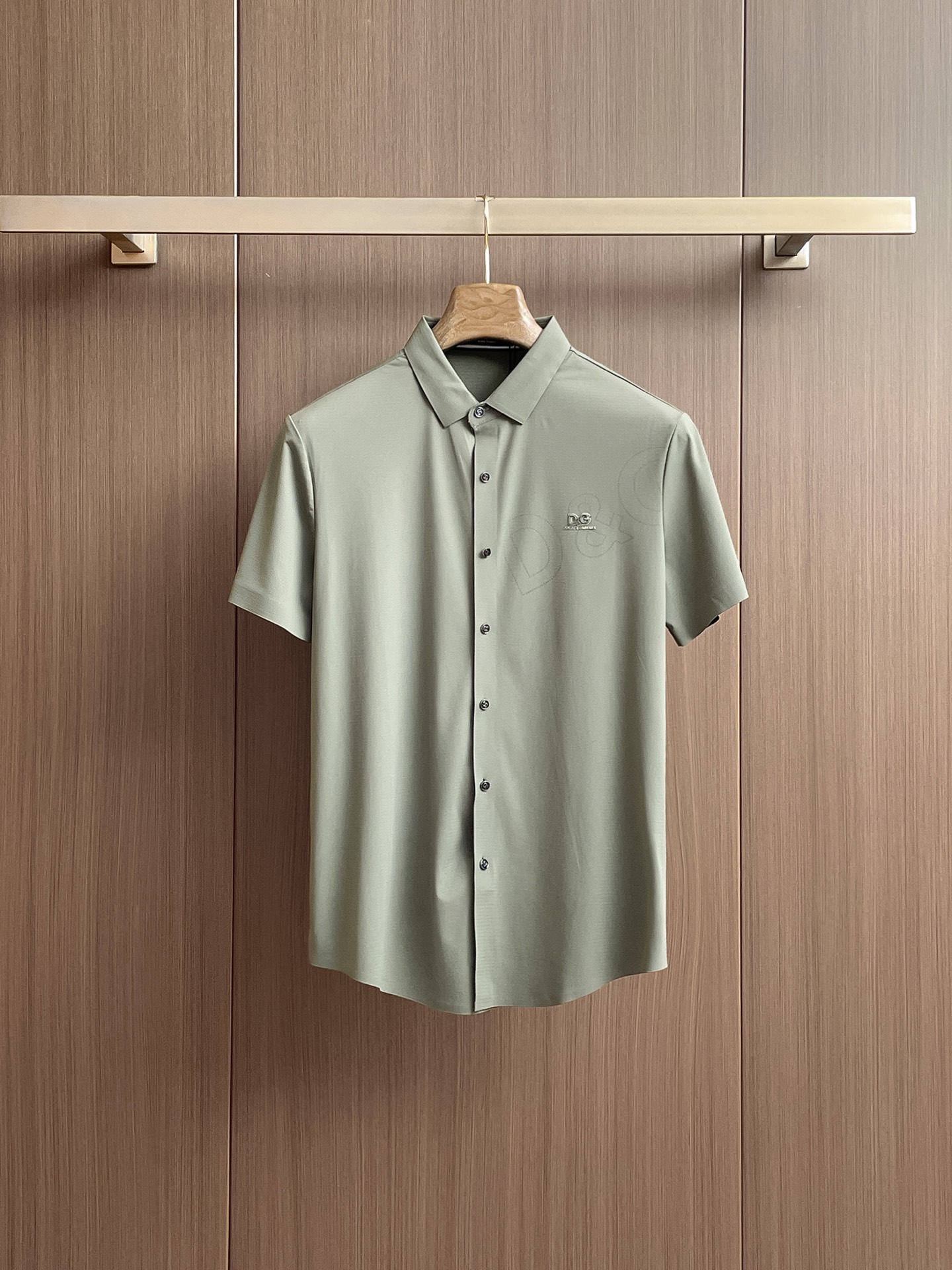 NO:136552,DG High-end Business White-collar workers are a must-have item for individuals in the unit!  Seal-free pressed glue ice silk casual business short-sleeved shirt, technological fabric, ice silk traceless, very good body feel, smooth feel and great texture!  Good elasticity, no sense of restraint, the fabric has its own breathable mesh, moisture absorption and sweating, quick drying and keeping it dry, small lapel placket-breasted design, showing a straight posture, not soft pedal, simple style, can be used for business and leisure, highly recommended!  High-elastic ice silk, the touch is as smooth as jade silk, clean and neat, and elegant and gentlemanly. The high-end materials are the key to the fabric, the quality control must be used. The feel is extremely delicate and smooth, the fabric has a good gloss and upper body skeleton feel, so we can greet mature and quality men's clothing!  Sweat in summer and dry instantly, a brand new experience Business commuting and leisure M-4XL, Dolce & Gabbana,shirts,T-shirt,alexander wang19860909DG 高端商务 白领 单位人士必入单品！ 无痕压胶冰丝休闲商务短袖衬衫,科技面料,冰丝无痕,体感非常棒,手感顺滑质感很棒！弹性好,无任何束缚感,面料自带透气网孔,吸湿排汗,速干保持干爽,小翻领门襟排扣设计,展露挺拔姿态,不软踏,简约款式,商务休闲都可驾驭,强烈推荐！高弹冰丝,触感堪比玉蚕丝一样丝滑,干净利落,儒雅绅士风度.高级材质,重点就是面料上,品控的必上,手感极其细腻光滑,面料光泽感和上身骨架感好,打招成熟品质男装！夏天出汗秒干,全新体验 商务通勤休闲 M-4XL,,Dolce&Gabbana,shirts,T-shirt,alexander wang,Men's clothing