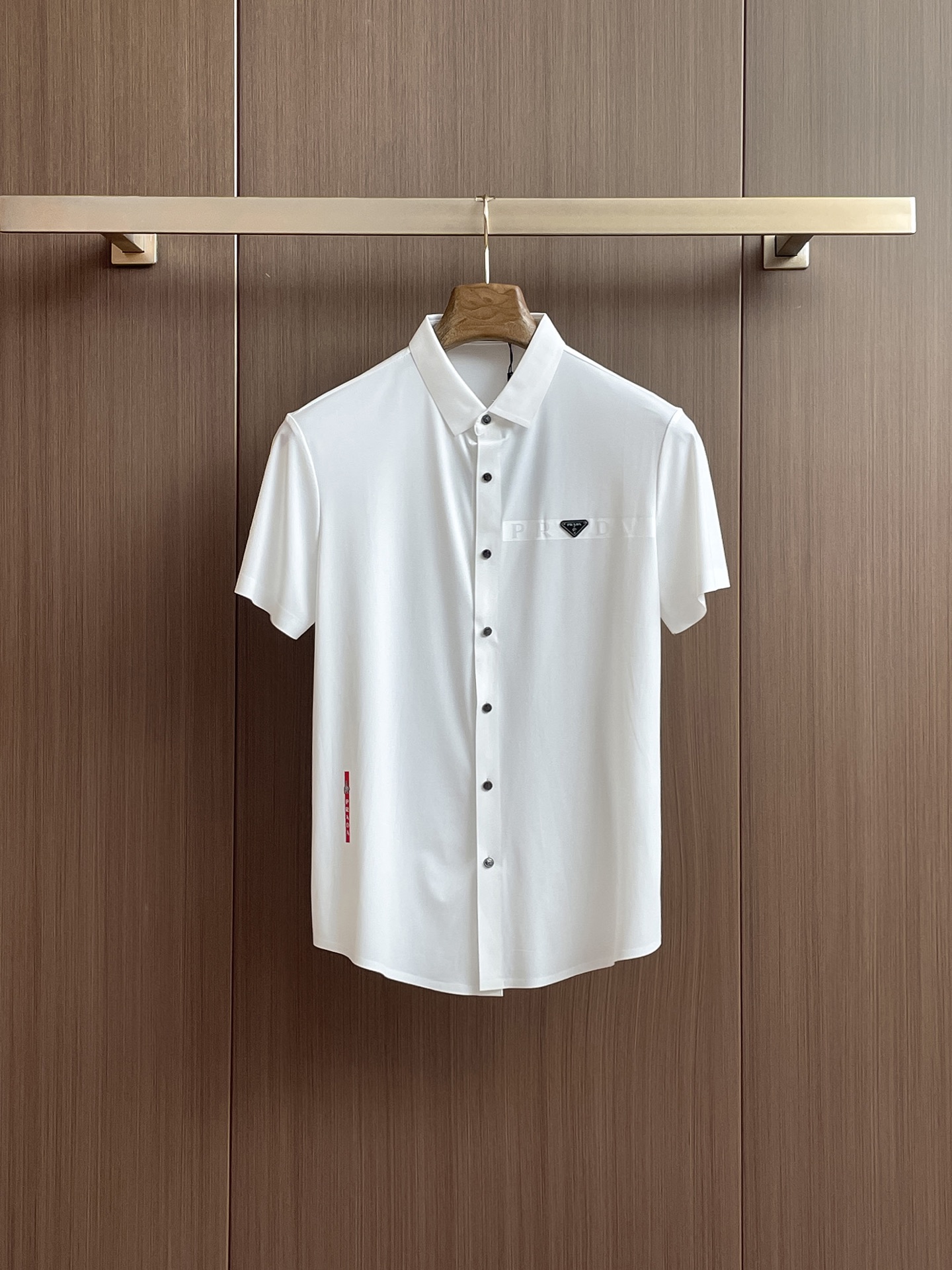 NO:136550,Prada High-end Business White-collar workers are a must-have item for individuals in the unit!  Seal-free pressed glue ice silk casual business short-sleeved shirt, technological fabric, ice silk traceless, very good body feel, smooth feel and great texture!  Good elasticity, no sense of restraint, the fabric has its own breathable mesh, moisture absorption and sweating, quick drying and keeping it dry, small lapel placket-breasted design, showing a straight posture, not soft pedal, simple style, can be used for business and leisure, highly recommended!  High-elastic ice silk, the touch is as smooth as jade silk, clean and neat, and elegant and gentlemanly. The high-end materials are the key to the fabric, the quality control must be used. The feel is extremely delicate and smooth, the fabric has a good gloss and upper body skeleton feel, so we can greet mature and quality men's clothing!  Sweat in summer and dry in seconds, a brand new experience Business commuting and leisure M-4XL, prada,shirts,T-shirt,alexander wang19860909普拉达 高端商务 白领 单位人士必入单品！ 无痕压胶冰丝休闲商务短袖衬衫,科技面料,冰丝无痕,体感非常棒,手感顺滑质感很棒！弹性好,无任何束缚感,面料自带透气网孔,吸湿排汗,速干保持干爽,小翻领门襟排扣设计,展露挺拔姿态,不软踏,简约款式,商务休闲都可驾驭,强烈推荐！高弹冰丝,触感堪比玉蚕丝一样丝滑,干净利落,儒雅绅士风度.高级材质,重点就是面料上,品控的必上,手感极其细腻光滑,面料光泽感和上身骨架感好,打招成熟品质男装！夏天出汗秒干,全新体验 商务通勤休闲 M-4XL,,prada,shirts,T-shirt,alexander wang,Men's clothing