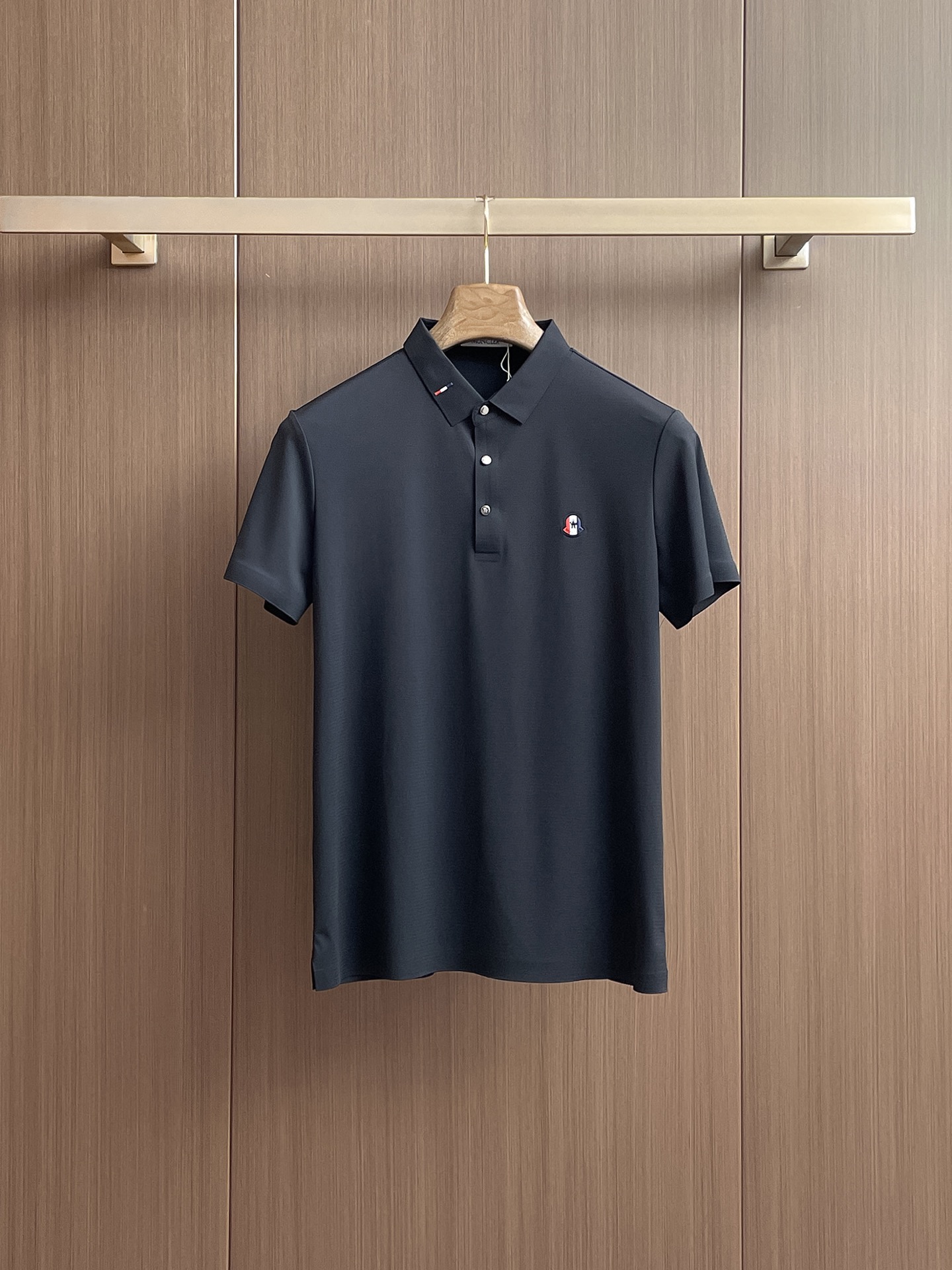 NO:136548,Mask, high-end business, white-collar workers, must-have items for individuals in the unit!  Seizure-free pressed gel ice silk casual business short-sleeved Polo, technology fabric, ice silk traceless, very good body feel, smooth feel and great texture!  Good elasticity, no sense of restraint, the fabric has its own breathable mesh, moisture absorption and sweating, quick drying and keeping it dry, small lapel placket-breasted design, showing a straight posture, not soft pedal, simple style, can be used for business and leisure, highly recommended!  High-elastic ice silk, the touch is as smooth as jade silk, clean and neat, and elegant and gentlemanly. The high-end materials are the key to the fabric, the quality control must be used. The feel is extremely delicate and smooth, the fabric has a good gloss and upper body skeleton feel, so we can greet mature and quality men's clothing!  Sweat in summer and dry instantly, a brand new experience Business commuting and leisure M-4XL, Moncler, T-shirt, alexander wang19860909蒙口 高端商务 白领 单位人士必入单品！ 无痕压胶冰丝休闲商务短袖Polo,科技面料,冰丝无痕,体感非常棒,手感顺滑质感很棒！弹性好,无任何束缚感,面料自带透气网孔,吸湿排汗,速干保持干爽,小翻领门襟排扣设计,展露挺拔姿态,不软踏,简约款式,商务休闲都可驾驭,强烈推荐！高弹冰丝,触感堪比玉蚕丝一样丝滑,干净利落,儒雅绅士风度.高级材质,重点就是面料上,品控的必上,手感极其细腻光滑,面料光泽感和上身骨架感好,打招成熟品质男装！夏天出汗秒干,全新体验 商务通勤休闲 M-4XL,,Moncler,T-shirt,alexander wang,Men's clothing