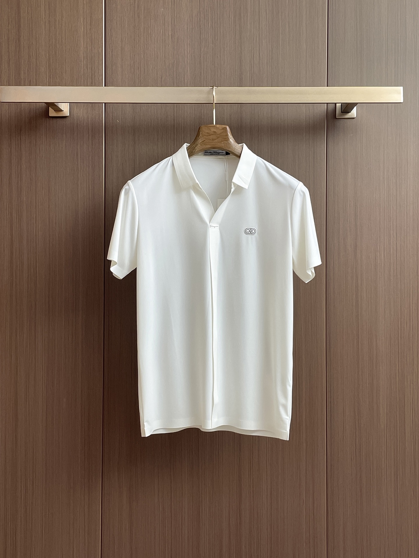 NO:136546,Ferragamo High-end Business White-collar workers are a must-have item for individuals in the unit!  Seizure-free pressed gel ice silk casual business short-sleeved Polo, technology fabric, ice silk traceless, very good body feel, smooth feel and great texture!  Good elasticity, no sense of restraint, the fabric has its own breathable mesh, moisture absorption and sweating, quick drying and keeping it dry, small lapel placket-breasted design, showing a straight posture, not soft pedal, simple style, can be used for business and leisure, highly recommended!  High-elastic ice silk, the touch is as smooth as jade silk, clean and neat, and elegant and gentlemanly. The high-end materials are the key to the fabric, the quality control must be used. The feel is extremely delicate and smooth, the fabric has a good gloss and upper body skeleton feel, so we can greet mature and quality men's clothing!  Sweat in summer and dry instantly, a brand new experience Business commuting and leisure M-4XL, ferragamo, T-shirt, alexander wang19860909菲拉格慕 高端商务 白领 单位人士必入单品！ 无痕压胶冰丝休闲商务短袖Polo,科技面料,冰丝无痕,体感非常棒,手感顺滑质感很棒！弹性好,无任何束缚感,面料自带透气网孔,吸湿排汗,速干保持干爽,小翻领门襟排扣设计,展露挺拔姿态,不软踏,简约款式,商务休闲都可驾驭,强烈推荐！高弹冰丝,触感堪比玉蚕丝一样丝滑,干净利落,儒雅绅士风度.高级材质,重点就是面料上,品控的必上,手感极其细腻光滑,面料光泽感和上身骨架感好,打招成熟品质男装！夏天出汗秒干,全新体验 商务通勤休闲 M-4XL,,ferragamo,T-shirt,alexander wang,Men's clothing