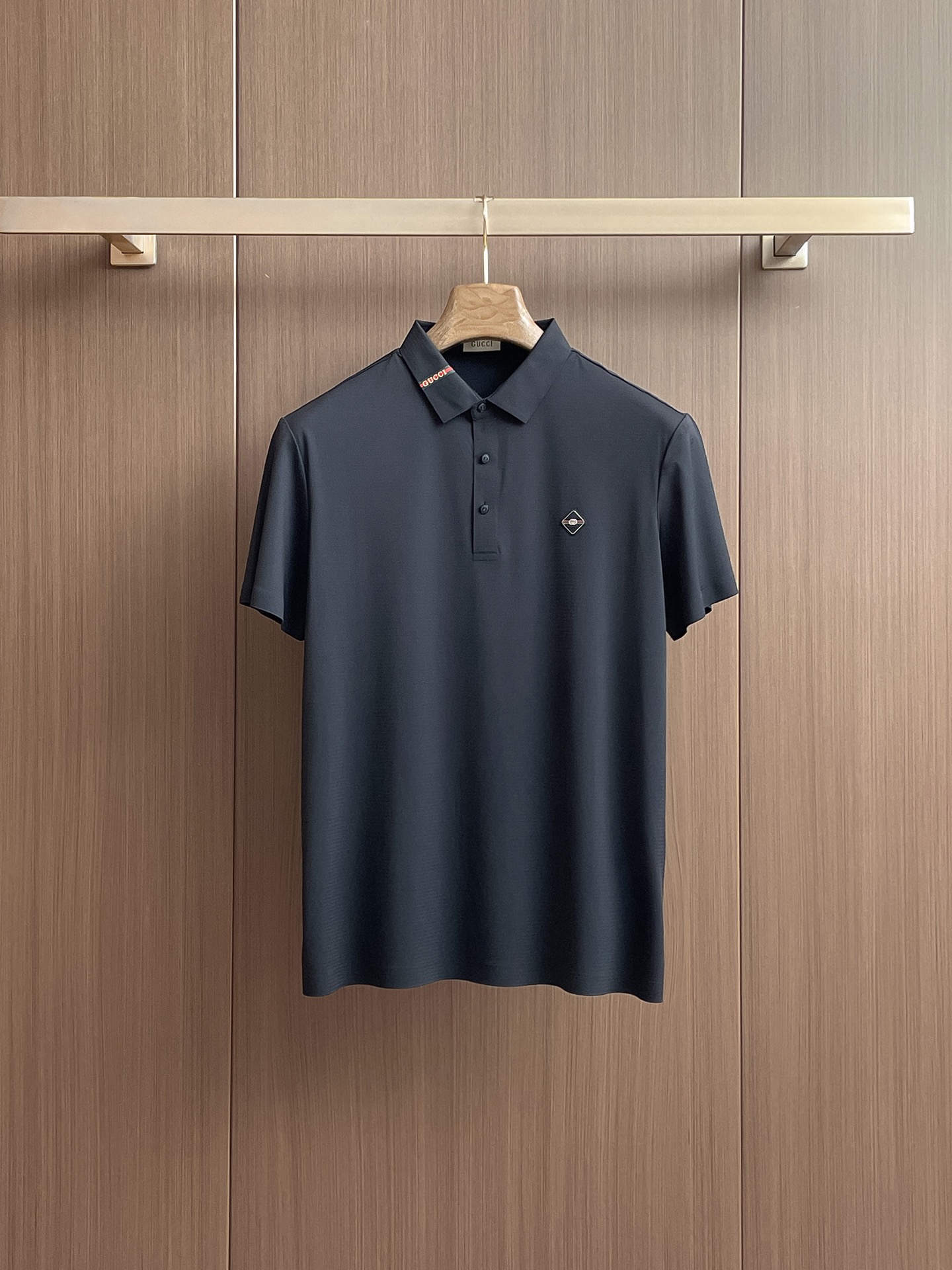 NO:136563,Guqi, high-end business, white-collar workers, must-have items for individuals in the unit!  Seizure-free pressed gel ice silk casual business short-sleeved Polo, technology fabric, ice silk traceless, very good body feel, smooth feel and great texture!  Good elasticity, no sense of restraint, the fabric has its own breathable mesh, moisture absorption and sweating, quick drying and keeping it dry, small lapel placket-breasted design, showing a straight posture, not soft pedal, simple style, can be used for business and leisure, highly recommended!  High-elastic ice silk, the touch is as smooth as jade silk, clean and neat, and elegant and gentlemanly. The high-end materials are the key to the fabric, the quality control must be used. The feel is extremely delicate and smooth, the fabric has a good gloss and upper body skeleton feel, so we can greet mature and quality men's clothing!  Sweat in summer and dry instantly, a brand new experience Business commuting and leisure M-4XL, T-shirt, alexander wang19860909古奇 高端商务 白领 单位人士必入单品！ 无痕压胶冰丝休闲商务短袖Polo,科技面料,冰丝无痕,体感非常棒,手感顺滑质感很棒！弹性好,无任何束缚感,面料自带透气网孔,吸湿排汗,速干保持干爽,小翻领门襟排扣设计,展露挺拔姿态,不软踏,简约款式,商务休闲都可驾驭,强烈推荐！高弹冰丝,触感堪比玉蚕丝一样丝滑,干净利落,儒雅绅士风度.高级材质,重点就是面料上,品控的必上,手感极其细腻光滑,面料光泽感和上身骨架感好,打招成熟品质男装！夏天出汗秒干,全新体验 商务通勤休闲 M-4XL,,T-shirt,alexander wang,Men's clothing