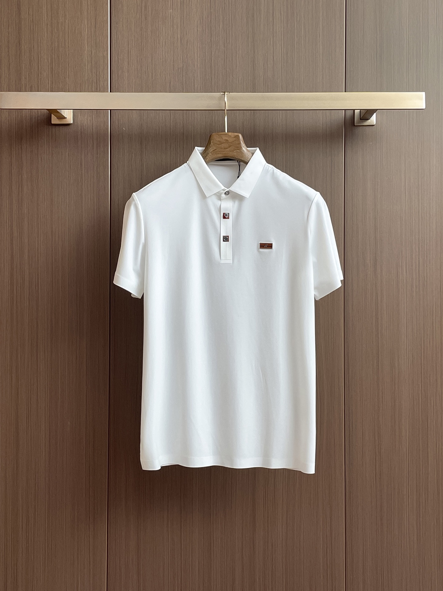 NO:136561,Jenia High-end Business White-collar workers are a must-have item for individuals in the unit!  Seizure-free pressed gel ice silk casual business short-sleeved Polo, technology fabric, ice silk traceless, very good body feel, smooth feel and great texture!  Good elasticity, no sense of restraint, the fabric has its own breathable mesh, moisture absorption and sweating, quick drying and keeping it dry, small lapel placket-breasted design, showing a straight posture, not soft pedal, simple style, can be used for business and leisure, highly recommended!  High-elastic ice silk, the touch is as smooth as jade silk, clean and neat, and elegant and gentlemanly. The high-end materials are the key to the fabric, the quality control must be used. The feel is extremely delicate and smooth, the fabric has a good gloss and upper body skeleton feel, so we can greet mature and quality men's clothing!  Sweat in summer and dry in seconds, a brand new experience Business commuting and leisure M-4XL, zegna, T-shirt, alexander wang19860909杰尼亚 高端商务 白领 单位人士必入单品！ 无痕压胶冰丝休闲商务短袖Polo,科技面料,冰丝无痕,体感非常棒,手感顺滑质感很棒！弹性好,无任何束缚感,面料自带透气网孔,吸湿排汗,速干保持干爽,小翻领门襟排扣设计,展露挺拔姿态,不软踏,简约款式,商务休闲都可驾驭,强烈推荐！高弹冰丝,触感堪比玉蚕丝一样丝滑,干净利落,儒雅绅士风度.高级材质,重点就是面料上,品控的必上,手感极其细腻光滑,面料光泽感和上身骨架感好,打招成熟品质男装！夏天出汗秒干,全新体验 商务通勤休闲 M-4XL,,zegna,T-shirt,alexander wang,Men's clothing