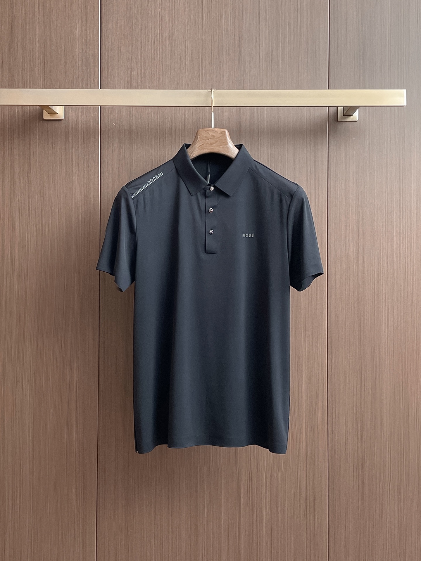 NO:136521,BOSS High-end Business White-collar workers are a must-have item for individuals in the unit!  Seizure-free pressed gel ice silk casual business short-sleeved Polo, technology fabric, ice silk traceless, very good body feel, smooth feel and great texture!  Good elasticity, no sense of restraint, the fabric has its own breathable mesh, moisture absorption and sweating, quick drying and keeping it dry, small lapel placket-breasted design, showing a straight posture, not soft pedal, simple style, can be used for business and leisure, highly recommended!  High-elastic ice silk, the touch is as smooth as jade silk, clean and neat, and elegant and gentlemanly. The high-end materials are the key to the fabric, the quality control must be used. The feel is extremely delicate and smooth, the fabric has a good gloss and upper body skeleton feel, so we can greet mature and quality men's clothing!  Sweat in summer and dry instantly, a brand new experience Business commuting and leisure M-4XL, T-shirt, alexander wang19860909BOSS 高端商务 白领 单位人士必入单品！ 无痕压胶冰丝休闲商务短袖Polo,科技面料,冰丝无痕,体感非常棒,手感顺滑质感很棒！弹性好,无任何束缚感,面料自带透气网孔,吸湿排汗,速干保持干爽,小翻领门襟排扣设计,展露挺拔姿态,不软踏,简约款式,商务休闲都可驾驭,强烈推荐！高弹冰丝,触感堪比玉蚕丝一样丝滑,干净利落,儒雅绅士风度.高级材质,重点就是面料上,品控的必上,手感极其细腻光滑,面料光泽感和上身骨架感好,打招成熟品质男装！夏天出汗秒干,全新体验 商务通勤休闲 M-4XL,,T-shirt,alexander wang,Men's clothing