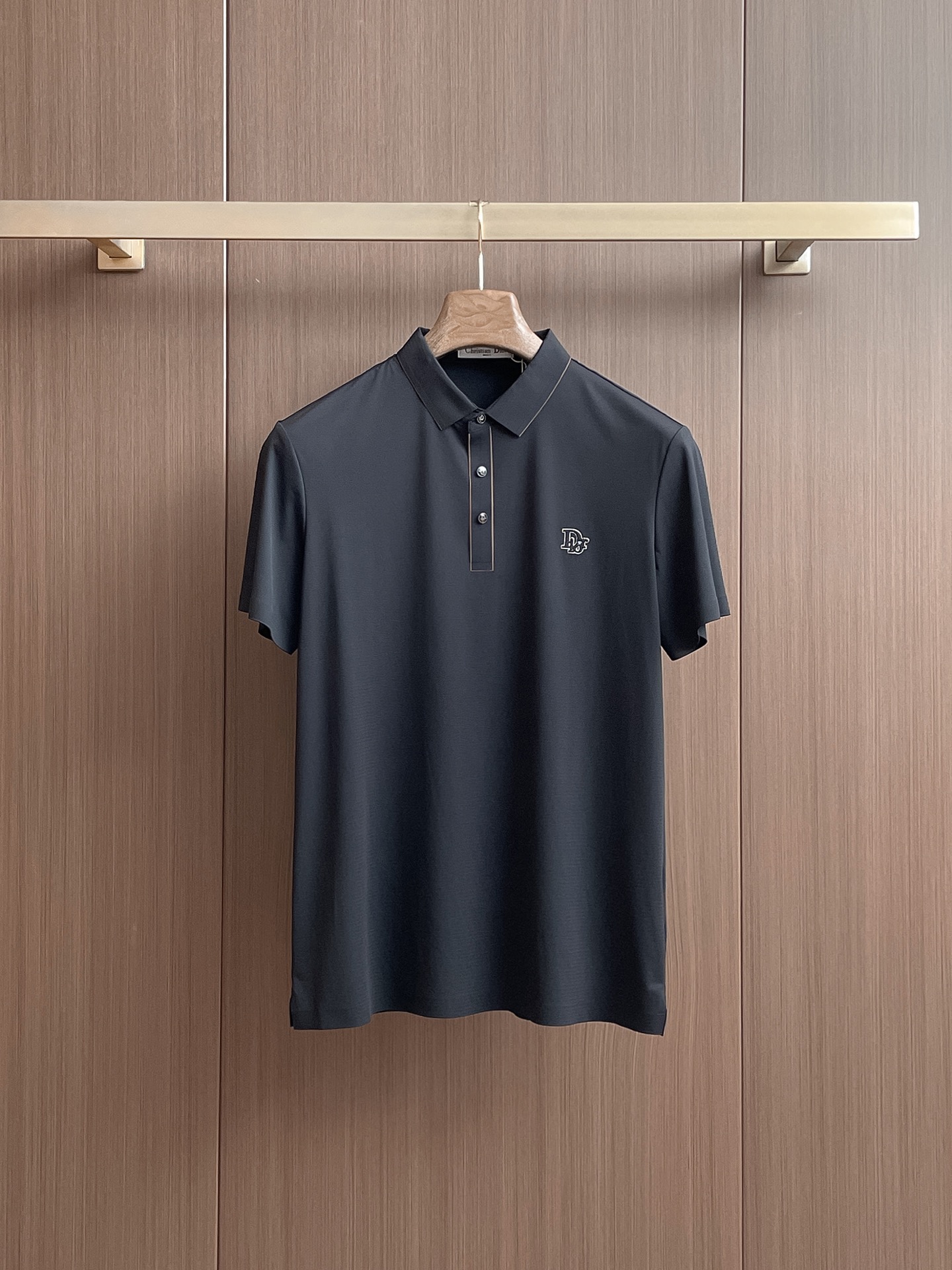 NO:136518,Dior High-end Business White-collar workers are a must-have item for individuals in the unit!  Seizure-free pressed gel ice silk casual business short-sleeved Polo, technology fabric, ice silk traceless, very good body feel, smooth feel and great texture!  Good elasticity, no sense of restraint, the fabric has its own breathable mesh, moisture absorption and sweating, quick drying and keeping it dry, small lapel placket-breasted design, showing a straight posture, not soft pedal, simple style, can be used for business and leisure, highly recommended!  High-elastic ice silk, the touch is as smooth as jade silk, clean and neat, and elegant and gentlemanly. The high-end materials are the key to the fabric, the quality control must be used. The feel is extremely delicate and smooth, the fabric has a good gloss and upper body skeleton feel, so we can greet mature and quality men's clothing!  Sweat in summer and dry in seconds, a brand new experience Business commuting and leisure M-4XL, dior, T-shirt, alexander wang19860909迪奥 高端商务 白领 单位人士必入单品！ 无痕压胶冰丝休闲商务短袖Polo,科技面料,冰丝无痕,体感非常棒,手感顺滑质感很棒！弹性好,无任何束缚感,面料自带透气网孔,吸湿排汗,速干保持干爽,小翻领门襟排扣设计,展露挺拔姿态,不软踏,简约款式,商务休闲都可驾驭,强烈推荐！高弹冰丝,触感堪比玉蚕丝一样丝滑,干净利落,儒雅绅士风度.高级材质,重点就是面料上,品控的必上,手感极其细腻光滑,面料光泽感和上身骨架感好,打招成熟品质男装！夏天出汗秒干,全新体验 商务通勤休闲 M-4XL,,dior,T-shirt,alexander wang,Men's clothing