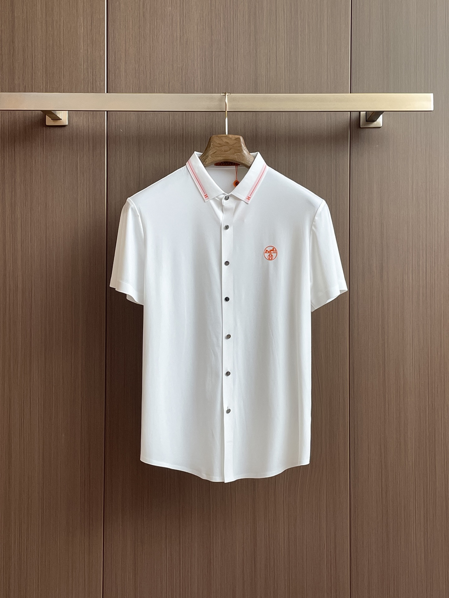 NO:136537,Hermes High-end Business White-collar workers are a must-have item for people in the unit!  Seal-free pressed glue ice silk casual business short-sleeved shirt, technological fabric, ice silk traceless, very good body feel, smooth feel and great texture!  Good elasticity, no sense of restraint, the fabric has its own breathable mesh, moisture absorption and sweating, quick drying and keeping it dry, small lapel placket-breasted design, showing a straight posture, not soft pedal, simple style, can be used for business and leisure, highly recommended!  High-elastic ice silk, the touch is as smooth as jade silk, clean and neat, and elegant and gentlemanly. The high-end materials are the key to the fabric, the quality control must be used. The feel is extremely delicate and smooth, the fabric has a good gloss and upper body skeleton feel, so we can greet mature and quality men's clothing!  Sweat in summer and dry in seconds, a brand new experience Business commuting and leisure M-4XL, hermes,shirts,T-shirt,alexander wang19860909爱马仕 高端商务 白领 单位人士必入单品！ 无痕压胶冰丝休闲商务短袖衬衫,科技面料,冰丝无痕,体感非常棒,手感顺滑质感很棒！弹性好,无任何束缚感,面料自带透气网孔,吸湿排汗,速干保持干爽,小翻领门襟排扣设计,展露挺拔姿态,不软踏,简约款式,商务休闲都可驾驭,强烈推荐！高弹冰丝,触感堪比玉蚕丝一样丝滑,干净利落,儒雅绅士风度.高级材质,重点就是面料上,品控的必上,手感极其细腻光滑,面料光泽感和上身骨架感好,打招成熟品质男装！夏天出汗秒干,全新体验 商务通勤休闲 M-4XL,,hermes,shirts,T-shirt,alexander wang,Men's clothing