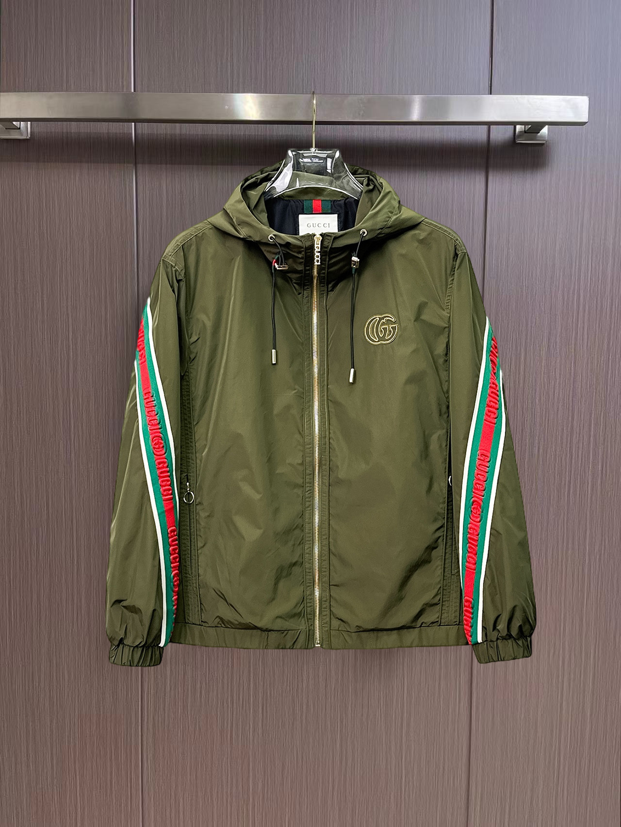 NO:135975,Guqi's official website is the same model, and it will be released simultaneously!  2025 spring new men's jacket leather jacket, original single three-standard high-end version!  Customized fabrics for counters are breathable and comfortable, with impeccable details, and the brand element design concept reflects high quality. The feel is delicate and soft!  It is casually cut, with a great upper body style!  The maximum wear of 200 kilograms is M~3XL. The height and weight are reported by orders.,, jackets & coats, jackets & coats,leather jacket,alexander wang19860909古奇 官网同款,同步发售！2025春季新款男士夹克皮衣外套,原单三标齐全高端版本！专柜定制面料 透气舒适度高,细节无可挑剔,品牌元素设计理念,体现高品质.手感细腻柔软！呈现休闲裁剪,上身版型超赞！码数M～3XL最大穿200斤,下单报身高体重.,,jackets & coats,jackets & coats,leather jacket,alexander wang,Men's clothing