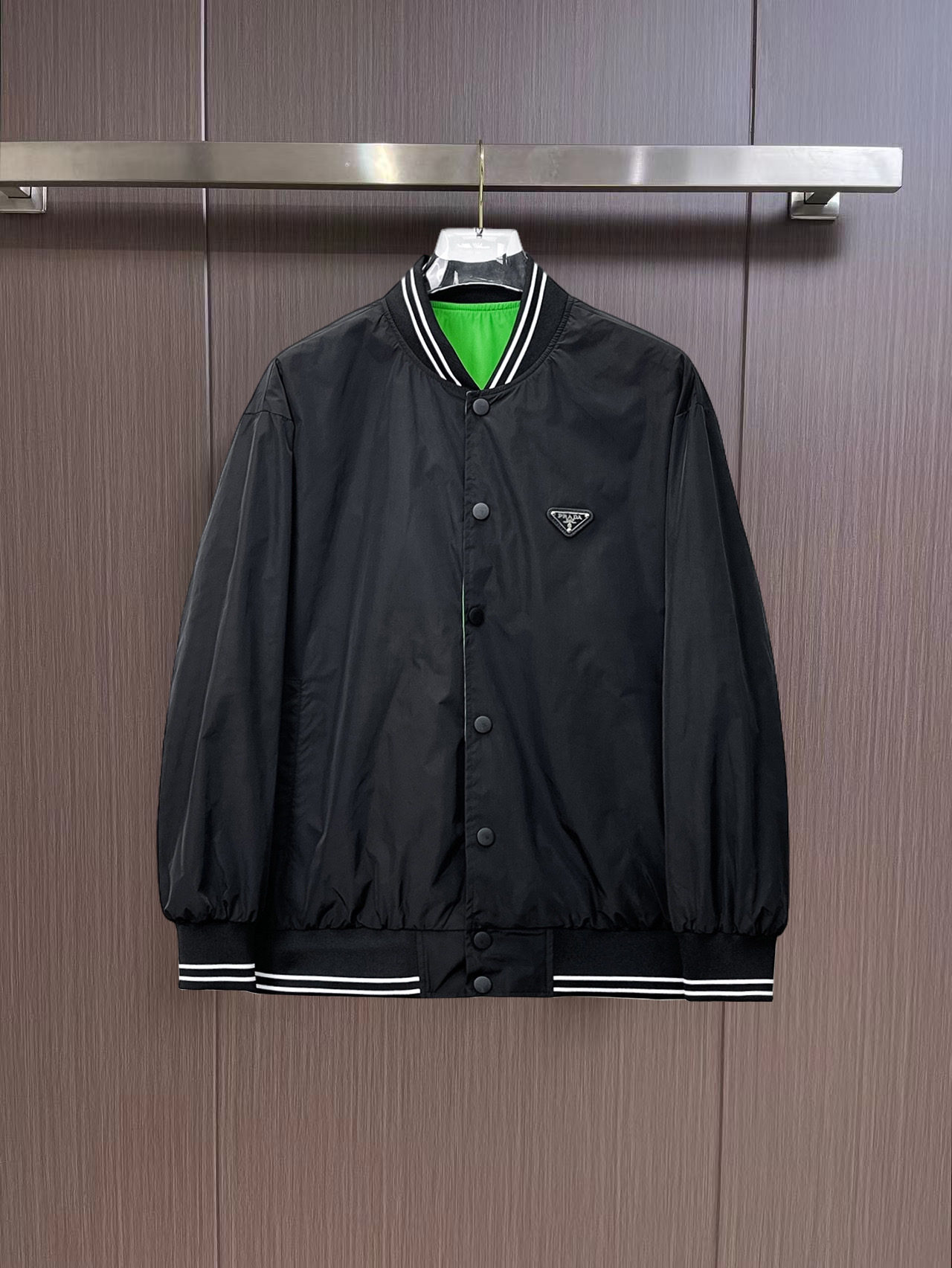 NO:135976,Prada is worn on both sides, the same style on the official website, and it is released simultaneously!  2025 spring new men's jacket leather jacket, original single three-standard high-end version!  Customized fabrics for counters are breathable and comfortable, with impeccable details, and the brand element design concept reflects high quality. The feel is delicate and soft!  It is casually cut, with a great upper body style!  The maximum wear of 200 kilograms is M~3XL, and the height and weight are reported by orders.,,prada,jackets & coats,jackets & coats,leather jacket,alexander wang19860909普拉达 双面穿,官网同款,同步发售！2025春季新款男士夹克皮衣外套,原单三标齐全高端版本！专柜定制面料 透气舒适度高,细节无可挑剔,品牌元素设计理念,体现高品质.手感细腻柔软！呈现休闲裁剪,上身版型超赞！码数M～3XL最大穿200斤,下单报身高体重.,,prada,jackets & coats,jackets & coats,leather jacket,alexander wang,Men's clothing