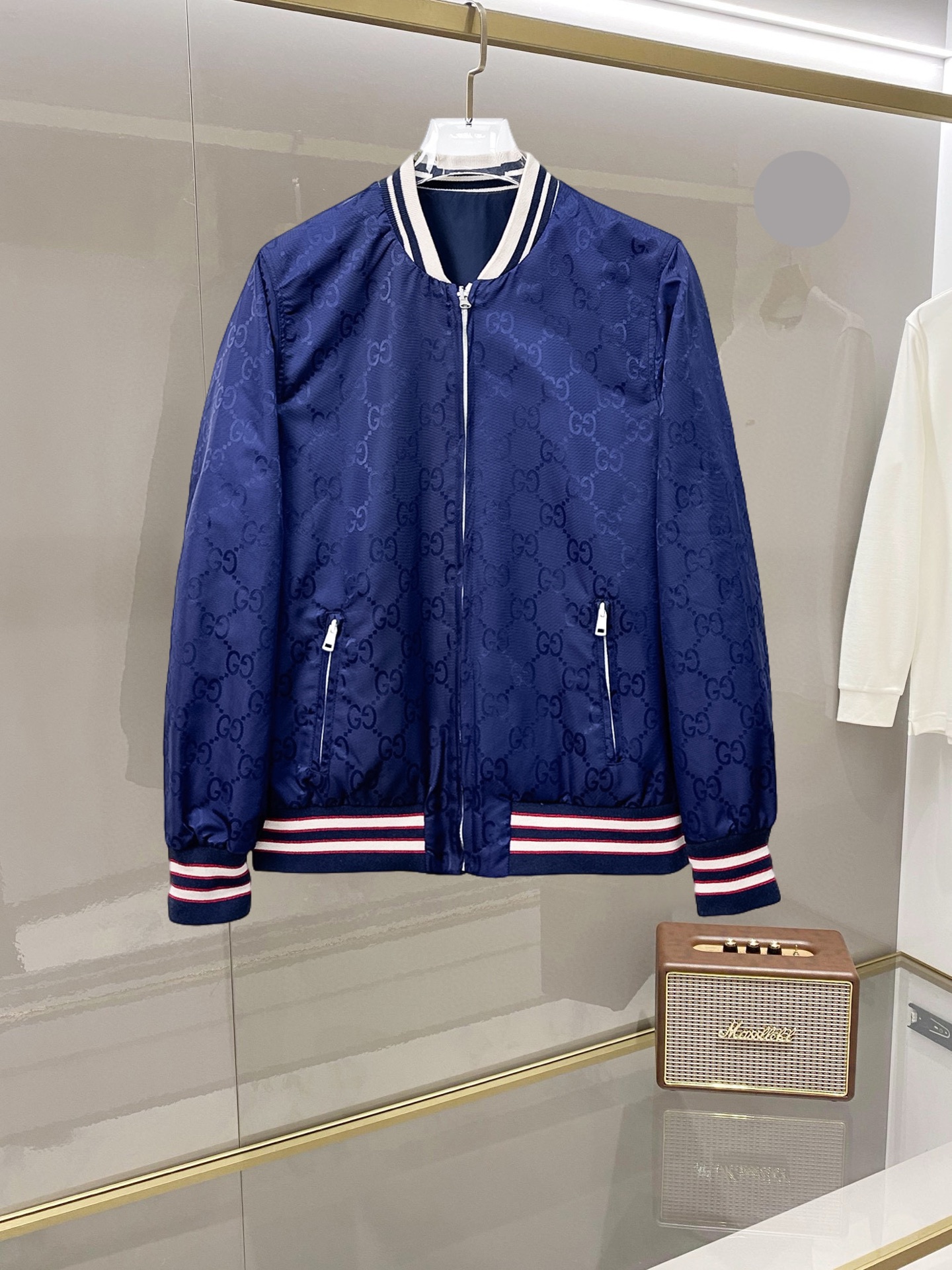 NO:732337,Gucci double-wear, 2026 spring new jacket, the new product on the show is in perfect condition, comfortable and warm, complete with three labels, full and attractive colors, very outstanding design, easily upgrades the fashion sense, extremely elegant and rigorous workmanship, neat and meticulous wiring!  A masterpiece from a famous designer!  The upper body does not look bloated and is super handsome!  Available sizes M ~ 3XL,,jackets & coats,jackets & coats,19860909古奇 双面穿,2026开春新款夹克外套,秀场新品品相非常完美,舒适保暖,三标齐全色泽饱满诱人,非常出彩的设计,轻松将时髦感进阶,做工极为考究严谨,走线工整细致！大牌设计师巨作！上身不显臃肿、超级帅气！现货码数M ～ 3XL,,jackets & coats,jackets & coats,,Men's clothing