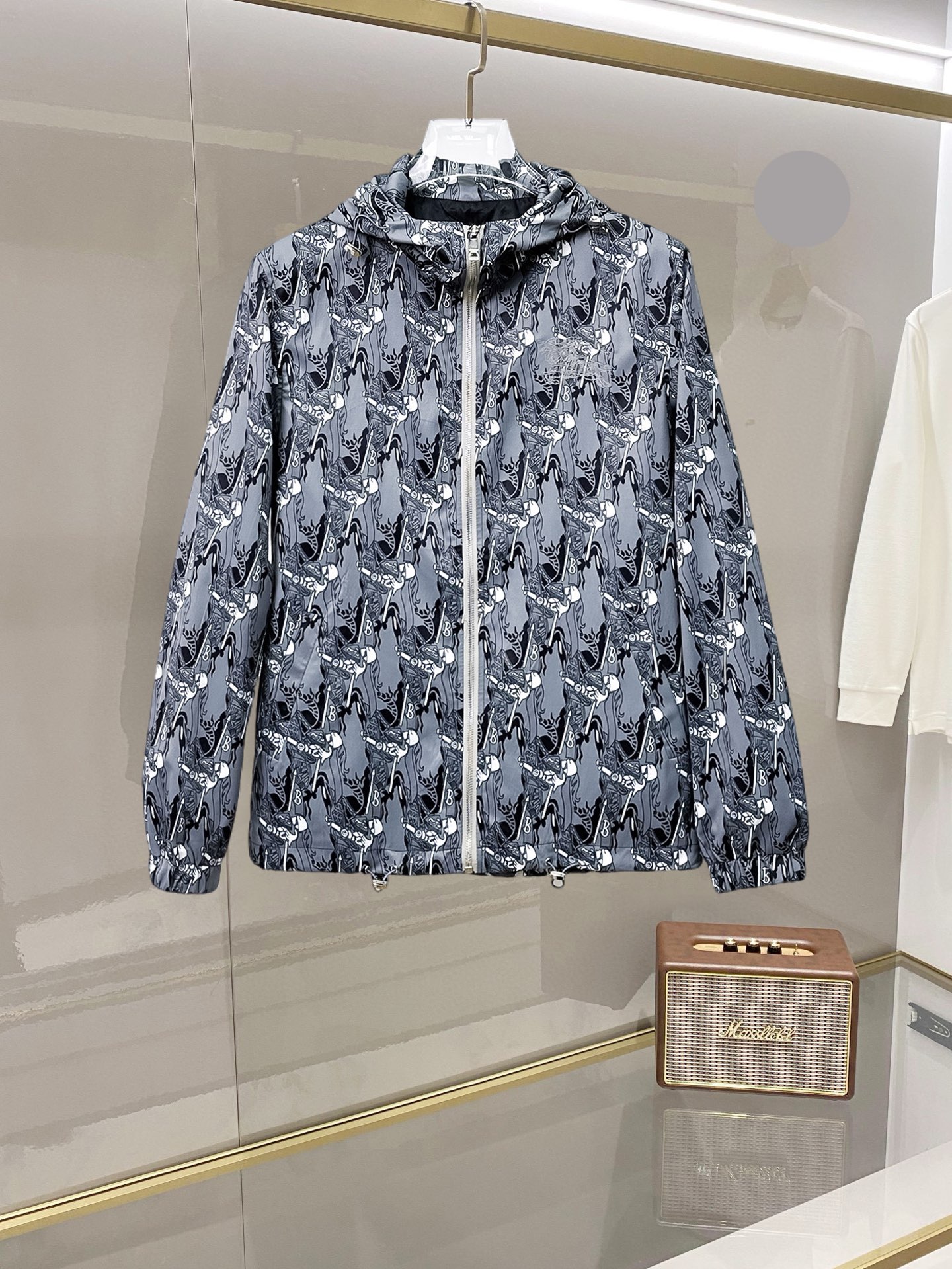 NO:732341,Burberry's 2026 spring new jacket, the new product on the show is in perfect condition, comfortable and warm, complete with three colors, full and attractive color, very outstanding design, easily upgrades the fashion sense, extremely elegant and rigorous workmanship, neat and meticulous wiring!  A masterpiece from a famous designer!  The upper body does not look bloated and is super handsome!  Available size M ~ 3XL,,burberry,jackets & coats,jackets & coats,19860909巴宝莉 2026开春新款夹克外套,秀场新品品相非常完美,舒适保暖,三标齐全色泽饱满诱人,非常出彩的设计,轻松将时髦感进阶,做工极为考究严谨,走线工整细致！大牌设计师巨作！上身不显臃肿、超级帅气！现货码数M ～ 3XL,,burberry,jackets & coats,jackets & coats,,Men's clothing