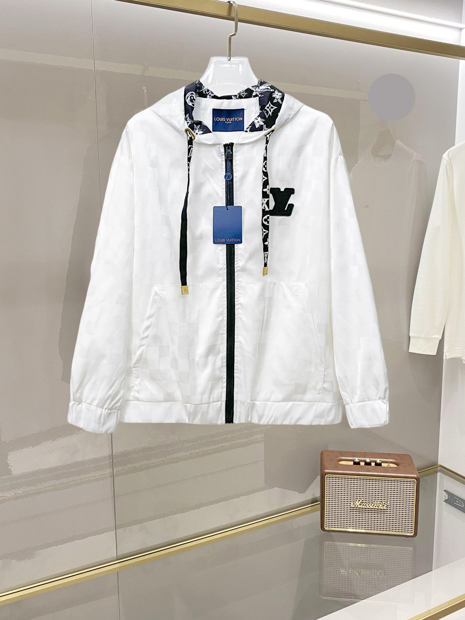 NO:732345,LV 2026 spring new jacket, the new product on the show is in perfect condition, comfortable and warm, complete with three labels, full and attractive color, very outstanding design, easily upgrades the fashion sense, extremely elegant and rigorous workmanship, neat and meticulous wiring!  A masterpiece from a famous designer!  The upper body does not look bloated and is super handsome!  Available size M ~ 3XL,,louis vuitton,jackets & coats,jackets & coats,19860909LV 2026开春新款夹克外套,秀场新品品相非常完美,舒适保暖,三标齐全色泽饱满诱人,非常出彩的设计,轻松将时髦感进阶,做工极为考究严谨,走线工整细致！大牌设计师巨作！上身不显臃肿、超级帅气！现货码数M ～ 3XL,,louis vuitton,jackets & coats,jackets & coats,,Men's clothing