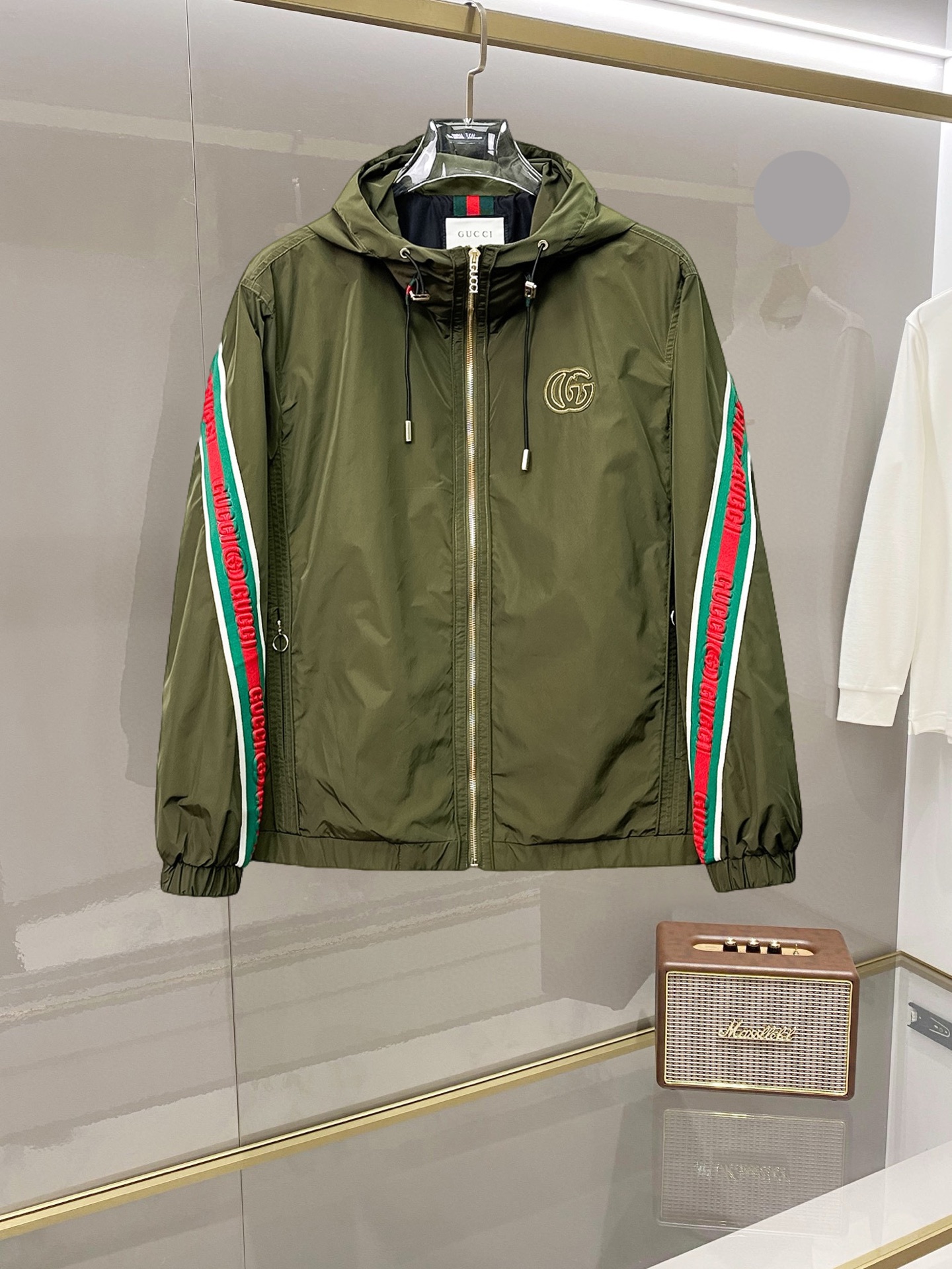 NO:732349,Gucci's 2026 spring new jacket, the new product on the show is in perfect condition, comfortable and warm, complete with three colors, full and attractive color, very outstanding design, easily upgrades the fashion sense, extremely elegant and rigorous workmanship, neat and meticulous wiring!  A masterpiece from a famous designer!  The upper body does not look bloated and is super handsome!  Available sizes M ~ 3XL,,jackets & coats,jackets & coats,19860909古奇 2026开春新款夹克外套,秀场新品品相非常完美,舒适保暖,三标齐全色泽饱满诱人,非常出彩的设计,轻松将时髦感进阶,做工极为考究严谨,走线工整细致！大牌设计师巨作！上身不显臃肿、超级帅气！现货码数M ～ 3XL,,jackets & coats,jackets & coats,,Men's clothing