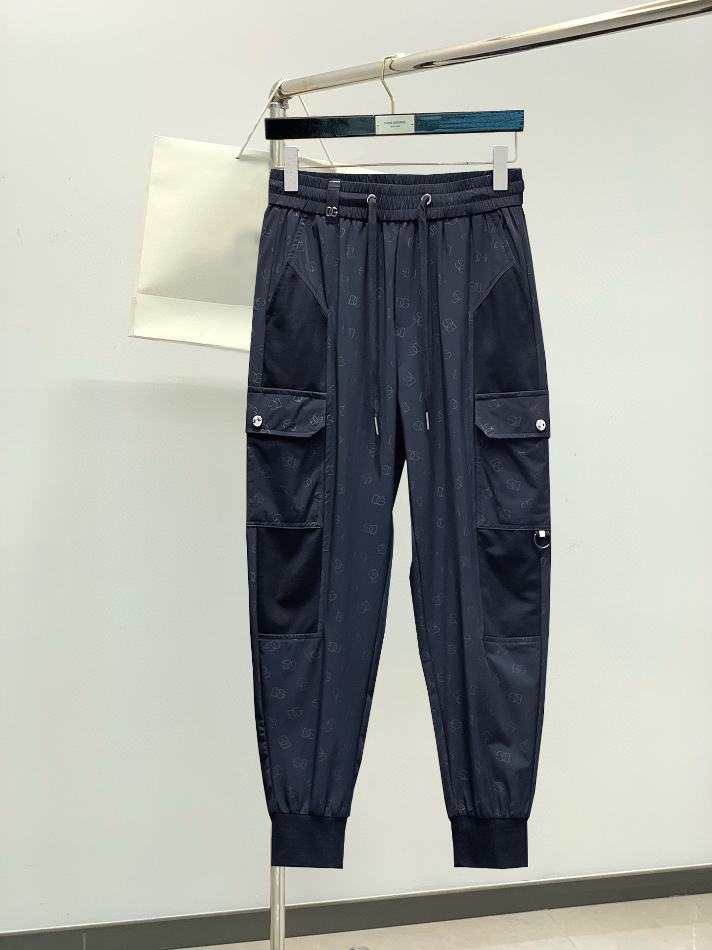 NO:466381,DG Spring New Leisure Pants! The official website is released simultaneously. The brand's classic LOGO casual pants, customized fabric, excellent comfort and strong hand touch. The work is highly conscious and the perfect quality craftsmanship. Size M-3XL, alexander wang19860909DG 春季新款休闲裤！官网同步发售.品牌经典LOGO休闲裤,定制面料,舒适度极好,手触感 烈.辦识度极高,完美品相工艺.尺码M-3XL,,alexander wang,Men's clothing