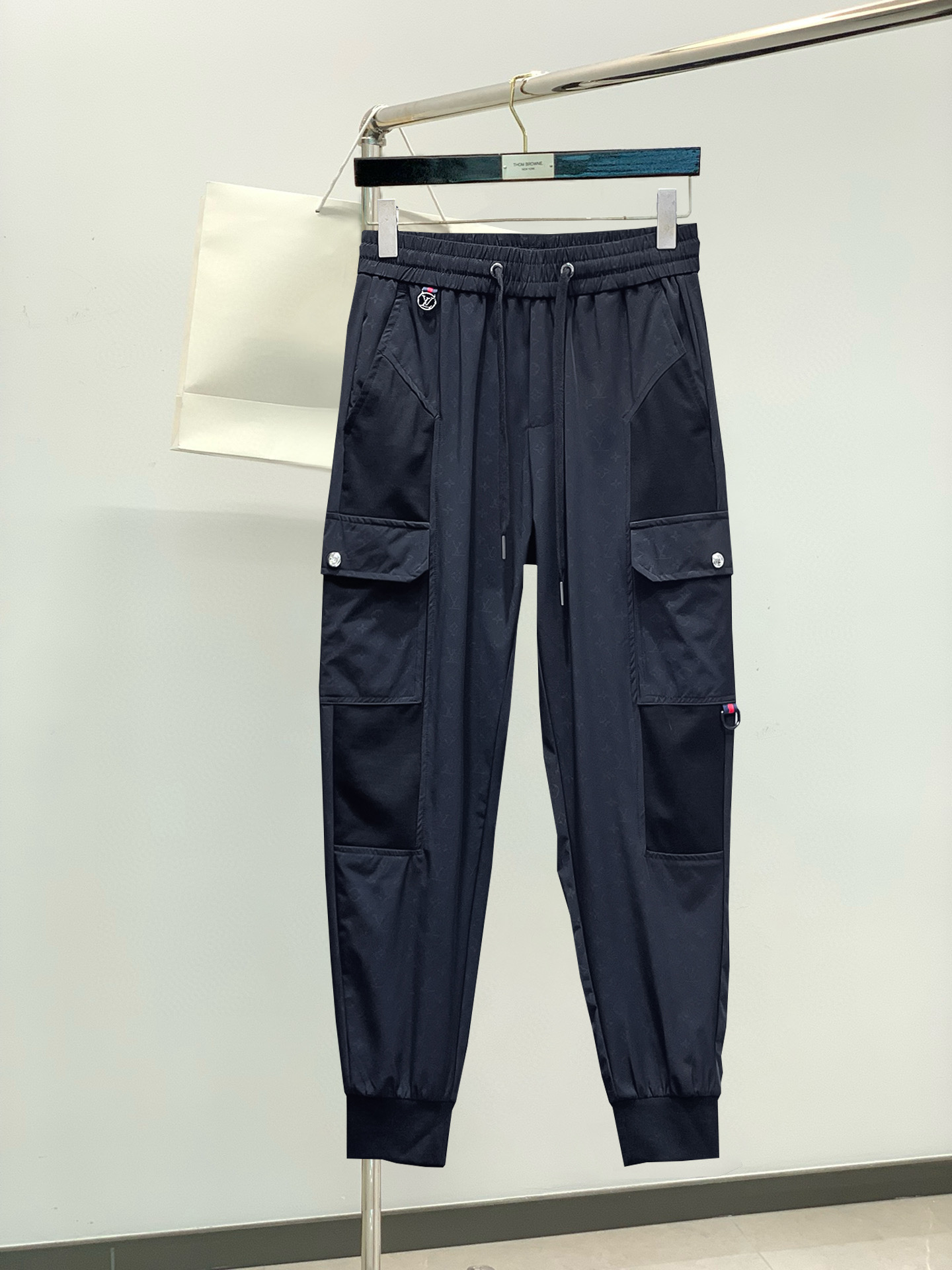 NO:466394,LV spring new casual pants! The official website is released simultaneously. The brand's classic LOGO casual pants, customized fabric, excellent comfort and strong hand touch. The work is extremely sensitive and the perfect quality craftsmanship. Size M-3XL, louis vuitton, alexander wang19860909LV 春季新款休闲裤！官网同步发售.品牌经典LOGO休闲裤,定制面料,舒适度极好,手触感 烈.辦识度极高,完美品相工艺.尺码M-3XL,,louis vuitton,alexander wang,Men's clothing