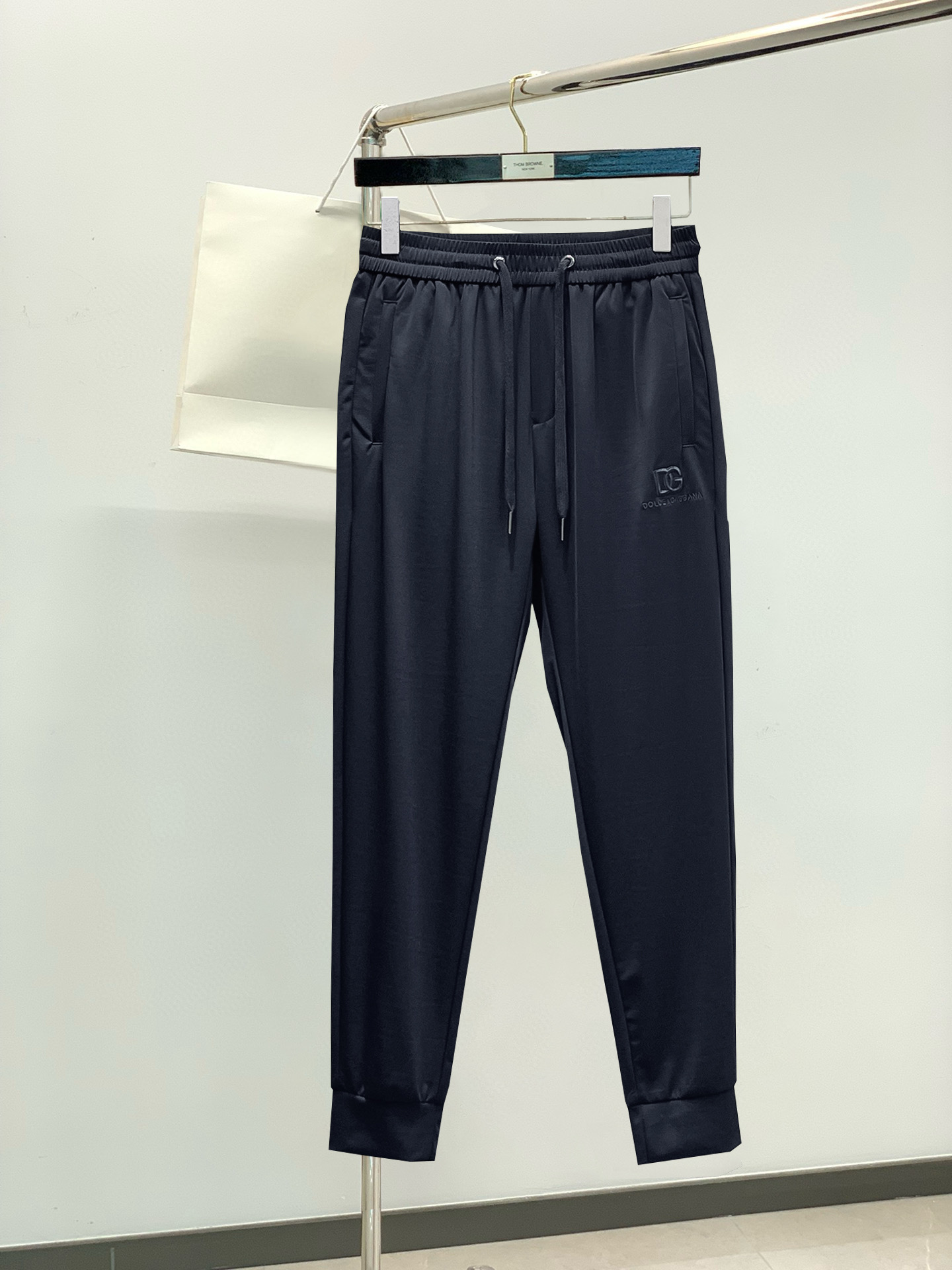 NO:466402,DG Spring New Leisure Pants! The official website is released simultaneously. The brand's classic LOGO casual pants, customized fabric, excellent comfort and strong hand touch. The work is highly conscious and the perfect quality craftsmanship. Size M-3XL, alexander wang19860909DG 春季新款休闲裤！官网同步发售.品牌经典LOGO休闲裤,定制面料,舒适度极好,手触感 烈.辦识度极高,完美品相工艺.尺码M-3XL,,alexander wang,Men's clothing