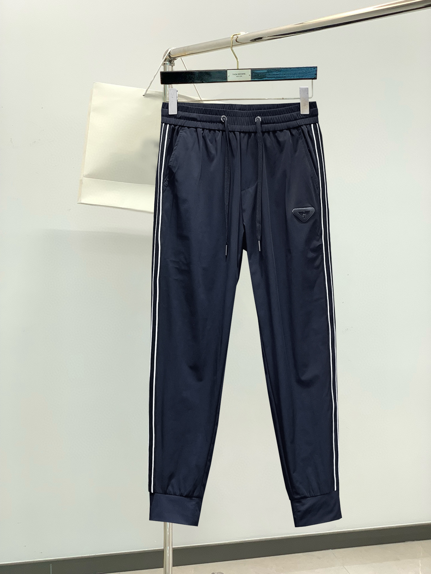 NO:466414,Prada Spring New Style Casual Pants! The official website is released simultaneously. The brand's classic LOGO casual pants, customized fabric, excellent comfort and strong hand touch. The work is highly conscious and the perfect quality craftsmanship. Size M-3XL, prada, alexander wang19860909普拉达 春季新款休闲裤！官网同步发售.品牌经典LOGO休闲裤,定制面料,舒适度极好,手触感 烈.辦识度极高,完美品相工艺.尺码M-3XL,,prada,alexander wang,Men's clothing