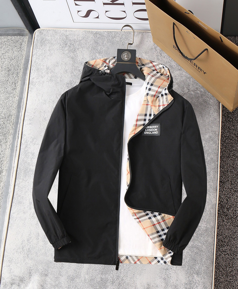 NO:761961,Burberry double-wearable, 2026 spring new jacket, the new product on the show is in perfect condition, comfortable and warm, complete with three labels, full and attractive color, very outstanding design, easily upgrades the fashion sense, extremely elegant and rigorous workmanship, neat and meticulous wiring!  A masterpiece from a famous designer!  The upper body does not look bloated and is super handsome!  Available sizes M ~ XXXL,,burberry,jackets & coats,jackets & coats,19860909巴宝莉 双面穿,2026开春新款夹克外套,秀场新品品相非常完美,舒适保暖,三标齐全色泽饱满诱人,非常出彩的设计,轻松将时髦感进阶,做工极为考究严谨,走线工整细致！大牌设计师巨作！上身不显臃肿、超级帅气！现货码数M ～ XXXL,,burberry,jackets & coats,jackets & coats,,Men's clothing