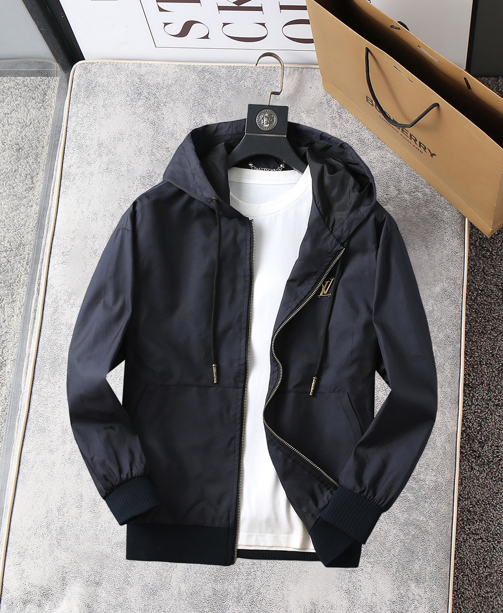 NO:761951,LV 2026 spring new jacket, the new product on the show is in perfect condition, comfortable and warm, complete with three labels, full and attractive color, very outstanding design, easily upgrades the fashion sense, extremely elegant and rigorous workmanship, neat and meticulous wiring!  A masterpiece from a famous designer!  The upper body does not look bloated and is super handsome!  Available size M ~ XXXL,,louis vuitton,jackets & coats,jackets & coats,19860909LV 2026开春新款夹克外套,秀场新品品相非常完美,舒适保暖,三标齐全色泽饱满诱人,非常出彩的设计,轻松将时髦感进阶,做工极为考究严谨,走线工整细致！大牌设计师巨作！上身不显臃肿、超级帅气！现货码数M ～ XXXL,,louis vuitton,jackets & coats,jackets & coats,,Men's clothing