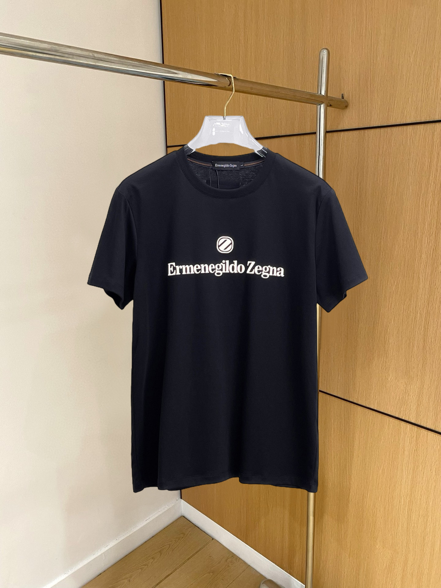 NO:136564,Jenia's new spring and summer new style first-time counter has the latest short-sleeved round-neck T-shirt with high-end customization and avant-garde and fashionable design!  Brand logo heavy craft design, high-end customized double mercerized fabric, soft feel, comfortable to wear, exquisite counter-level car line, fine workmanship, invincible and handsome upper body effect!  A must-have item for handsome men!  Fatty Gospel-- Code Number M-4XL (maximum 4XL can wear kilogram), zegna, T-shirt,tees, t-shirt,alexander wang19860909杰尼亚 2025春夏新款首发专柜最新款短袖圆领T恤 高端订制 设计前卫时尚！品牌logo重工艺设计 高端定制双丝光面料.手感柔软.穿着舒适.专柜级别精致车线.做工精细.上身效果无敌帅气！型男必备单品！胖子福音-- 码数 M-4XL(最大4XL可穿斤),,zegna,T-shirt,tees，t-shirt,alexander wang,Men's clothing