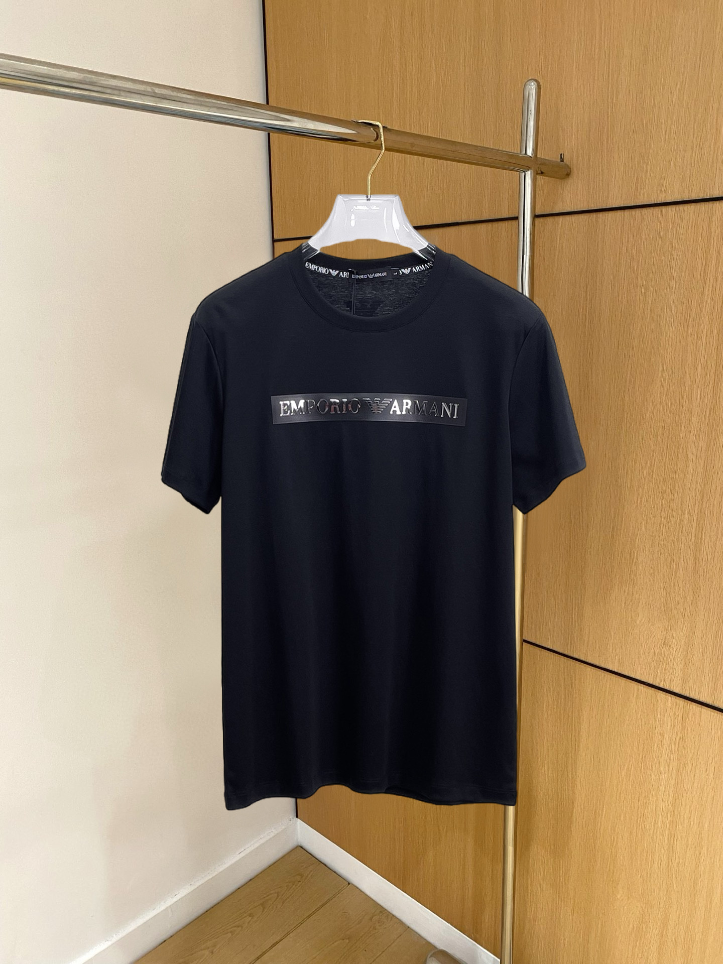 NO:136565,Armani's new spring and summer 2025 new styles in the first counter, the latest short-sleeved round-neck T-shirt, high-end customization, avant-garde and fashionable design!  Brand logo heavy craft design, high-end customized double mercerized fabric, soft feel, comfortable to wear, exquisite counter-level car line, fine workmanship, invincible and handsome upper body effect!  A must-have item for handsome men!  Gospel of Fatty--- Code number M-4XL (maximum 4XL wearable kilogram), Armani, T-shirt,tees, t-shirt,alexander wang19860909阿玛尼 2025春夏新款首发专柜最新款短袖圆领T恤 高端订制 设计前卫时尚！品牌logo重工艺设计 高端定制双丝光面料.手感柔软.穿着舒适.专柜级别精致车线.做工精细.上身效果无敌帅气！型男必备单品！胖子福音-- 码数 M-4XL(最大4XL可穿斤),,armani,T-shirt,tees，t-shirt,alexander wang,Men's clothing