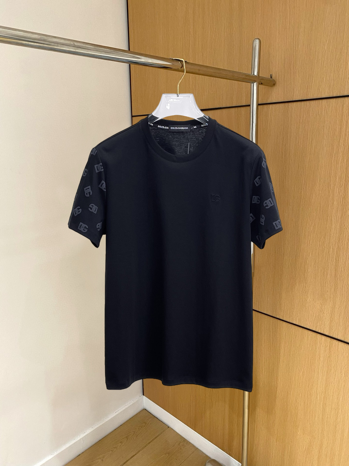 NO:136567,DG 2025 spring and summer new style first-time counter latest short-sleeved round-neck T-shirt, high-end customization, avant-garde and fashionable design!  Brand logo heavy craft design, high-end customized double mercerized fabric, soft feel, comfortable to wear, exquisite counter-level car line, fine workmanship, invincible and handsome upper body effect!  A must-have item for handsome men!  Fatty Gospel-- Code Number M-4XL (maximum 4XL wearable kilogram), Dolce & Gabbana, T-shirt,tees, t-shirt,alexander wang19860909DG 2025春夏新款首发专柜最新款短袖圆领T恤 高端订制 设计前卫时尚！品牌logo重工艺设计 高端定制双丝光面料.手感柔软.穿着舒适.专柜级别精致车线.做工精细.上身效果无敌帅气！型男必备单品！胖子福音-- 码数 M-4XL(最大4XL可穿斤),,Dolce&Gabbana,T-shirt,tees，t-shirt,alexander wang,Men's clothing