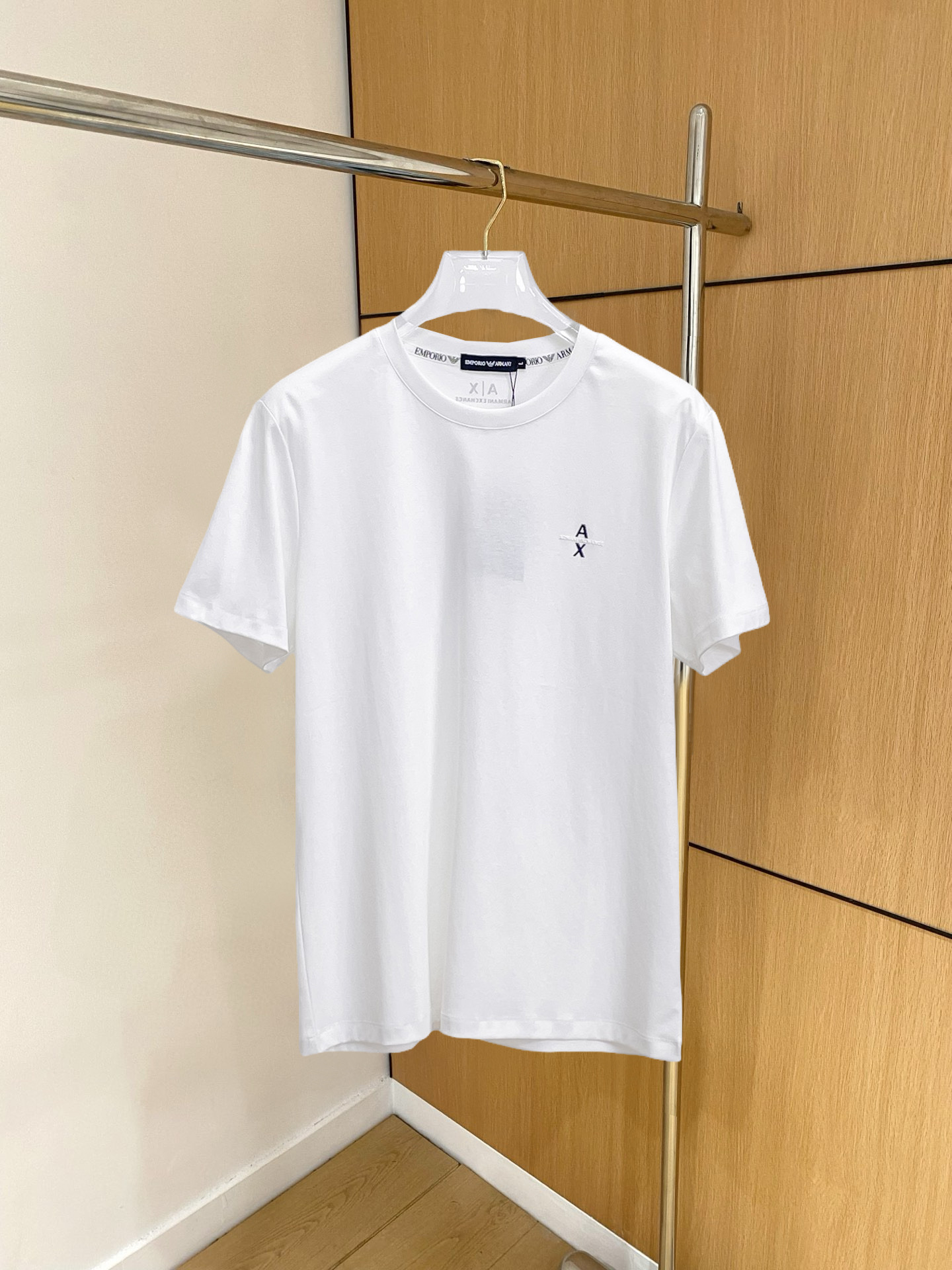 NO:136570,Armani's new spring and summer 2025 new styles in the first counter, the latest short-sleeved round-neck T-shirt, high-end customization, avant-garde and fashionable design!  Brand logo heavy craft design, high-end customized double mercerized fabric, soft feel, comfortable to wear, exquisite counter-level car line, fine workmanship, invincible and handsome upper body effect!  A must-have item for handsome men!  Gospel of Fatty--- Code number M-4XL (maximum 4XL wearable kilogram), Armani, T-shirt,tees, t-shirt,alexander wang19860909阿玛尼 2025春夏新款首发专柜最新款短袖圆领T恤 高端订制 设计前卫时尚！品牌logo重工艺设计 高端定制双丝光面料.手感柔软.穿着舒适.专柜级别精致车线.做工精细.上身效果无敌帅气！型男必备单品！胖子福音-- 码数 M-4XL(最大4XL可穿斤),,armani,T-shirt,tees，t-shirt,alexander wang,Men's clothing