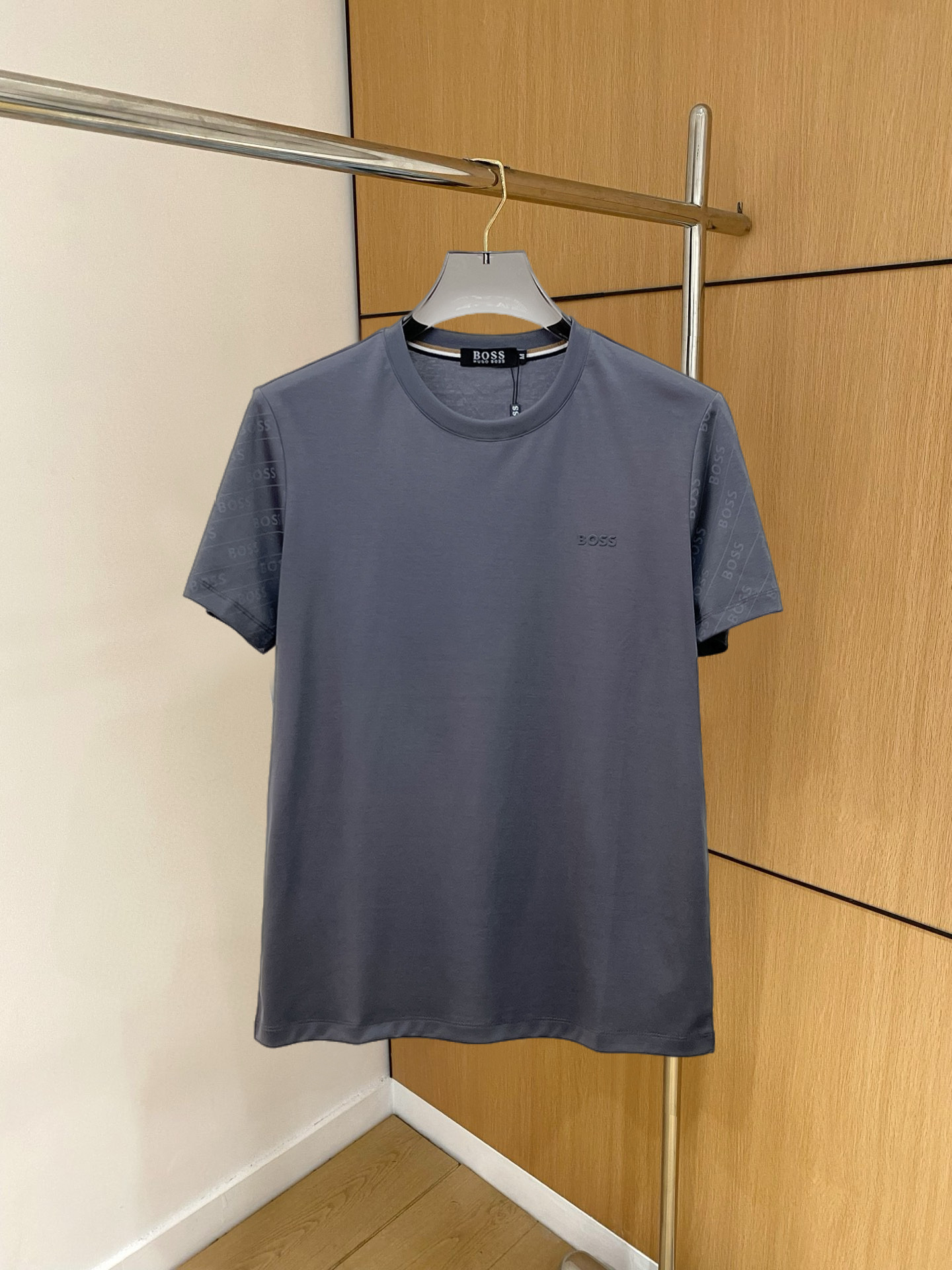 NO:136573,BOSS 2025 spring and summer new style first-time counter latest short-sleeved round-neck T-shirt, high-end customization, avant-garde and fashionable design!  Brand logo heavy craft design, high-end customized double mercerized fabric, soft feel, comfortable to wear, exquisite counter-level car line, fine workmanship, invincible and handsome upper body effect!  A must-have item for handsome men!  Fatty Gospel-- Code Number M-4XL (maximum 4XL can wear kilogram), T-shirt,tees, t-shirt,alexander wang19860909BOSS 2025春夏新款首发专柜最新款短袖圆领T恤 高端订制 设计前卫时尚！品牌logo重工艺设计 高端定制双丝光面料.手感柔软.穿着舒适.专柜级别精致车线.做工精细.上身效果无敌帅气！型男必备单品！胖子福音-- 码数 M-4XL(最大4XL可穿斤),,T-shirt,tees，t-shirt,alexander wang,Men's clothing