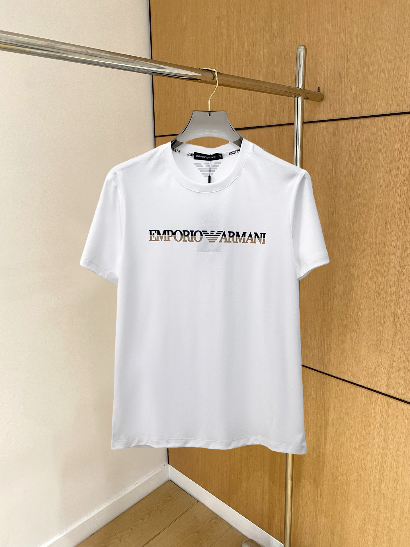 NO:136579,Armani's new spring and summer 2025 new styles in the first counter, the latest short-sleeved round-neck T-shirt, high-end customization, avant-garde and fashionable design!  Brand logo heavy craft design, high-end customized double mercerized fabric, soft feel, comfortable to wear, exquisite counter-level car line, fine workmanship, invincible and handsome upper body effect!  A must-have item for handsome men!  Gospel of Fatty--- Code number M-4XL (maximum 4XL wearable kilogram), Armani, T-shirt,tees, t-shirt,alexander wang19860909阿玛尼 2025春夏新款首发专柜最新款短袖圆领T恤 高端订制 设计前卫时尚！品牌logo重工艺设计 高端定制双丝光面料.手感柔软.穿着舒适.专柜级别精致车线.做工精细.上身效果无敌帅气！型男必备单品！胖子福音-- 码数 M-4XL(最大4XL可穿斤),,armani,T-shirt,tees，t-shirt,alexander wang,Men's clothing