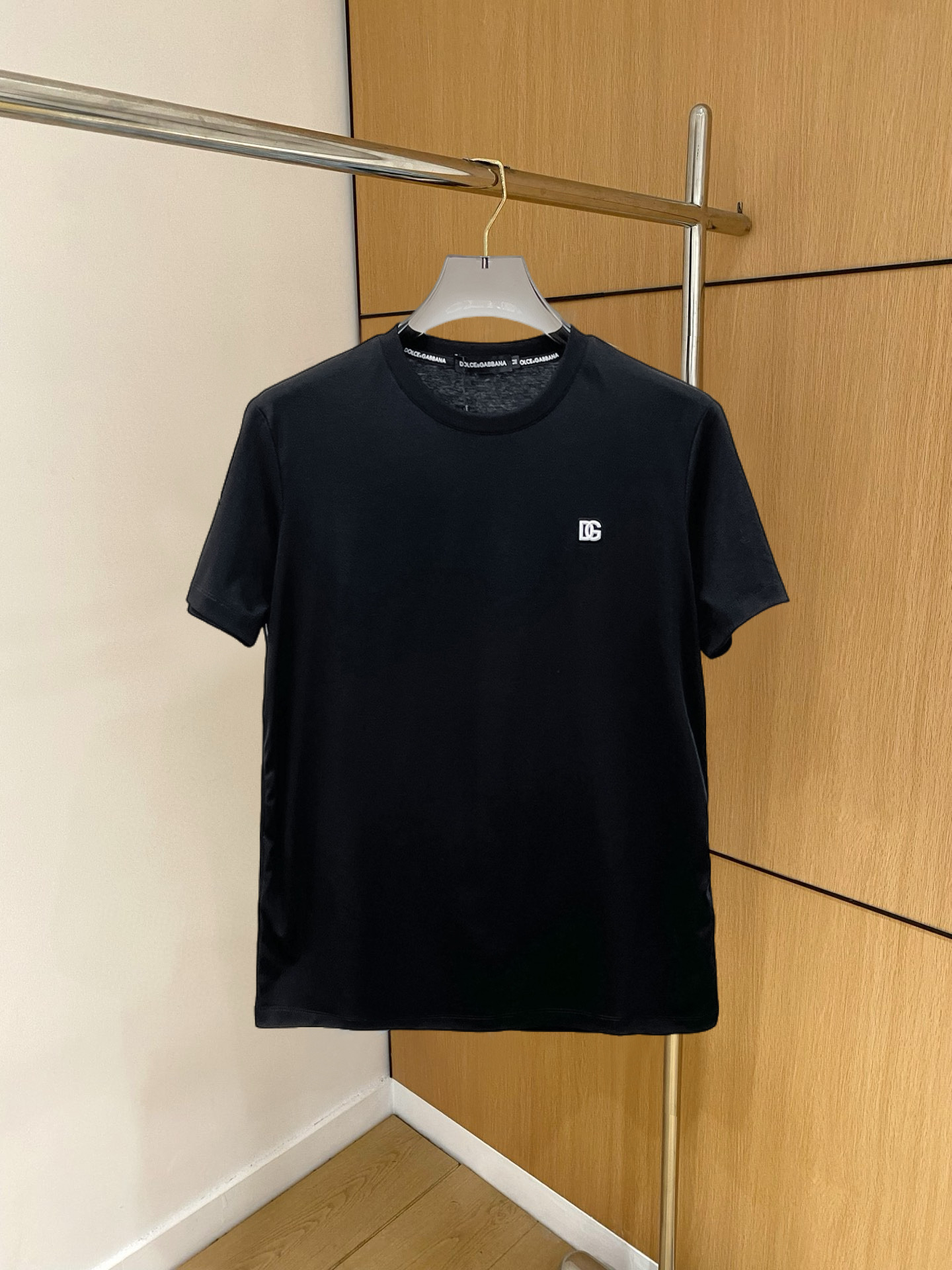 NO:136582,DG 2025 spring and summer new style first-time counter latest short-sleeved round-neck T-shirt, high-end customization, avant-garde and fashionable design!  Brand logo heavy craft design, high-end customized double mercerized fabric, soft feel, comfortable to wear, exquisite counter-level car line, fine workmanship, invincible and handsome upper body effect!  A must-have item for handsome men!  Fatty Gospel-- Code Number M-4XL (maximum 4XL wearable kilogram), Dolce & Gabbana, T-shirt,tees, t-shirt,alexander wang19860909DG 2025春夏新款首发专柜最新款短袖圆领T恤 高端订制 设计前卫时尚！品牌logo重工艺设计 高端定制双丝光面料.手感柔软.穿着舒适.专柜级别精致车线.做工精细.上身效果无敌帅气！型男必备单品！胖子福音-- 码数 M-4XL(最大4XL可穿斤),,Dolce&Gabbana,T-shirt,tees，t-shirt,alexander wang,Men's clothing