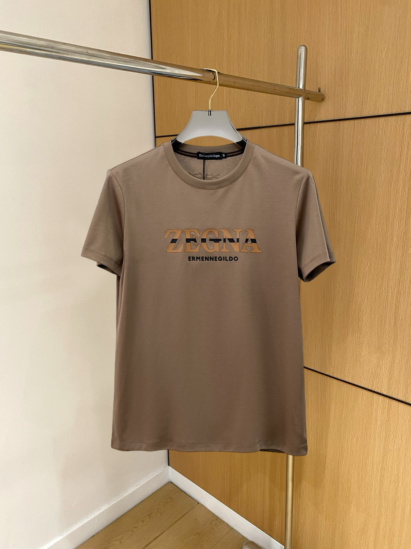 NO:136566,Jenia's new spring and summer new style first-time counter has the latest short-sleeved round-neck T-shirt with high-end customization and avant-garde and fashionable design!  Brand logo heavy craft design, high-end customized double mercerized fabric, soft feel, comfortable to wear, exquisite counter-level car line, fine workmanship, invincible and handsome upper body effect!  A must-have item for handsome men!  Fatty Gospel-- Code Number M-4XL (maximum 4XL can wear kilogram), zegna, T-shirt,tees, t-shirt,alexander wang19860909杰尼亚 2025春夏新款首发专柜最新款短袖圆领T恤 高端订制 设计前卫时尚！品牌logo重工艺设计 高端定制双丝光面料.手感柔软.穿着舒适.专柜级别精致车线.做工精细.上身效果无敌帅气！型男必备单品！胖子福音-- 码数 M-4XL(最大4XL可穿斤),,zegna,T-shirt,tees，t-shirt,alexander wang,Men's clothing