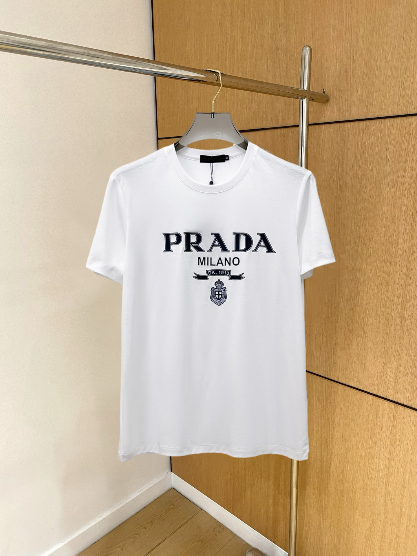 NO:136591,Prada's new spring and summer new style first-time counter latest short-sleeved round-neck T-shirt, high-end customization, avant-garde and fashionable design!  Brand logo heavy craft design, high-end customized double mercerized fabric, soft feel, comfortable to wear, exquisite counter-level car line, fine workmanship, invincible and handsome upper body effect!  A must-have item for handsome men!  Gospel of Fatty--- Code number M-4XL (maximum 4XL wearable kilogram), prada, T-shirt,tees, t-shirt,alexander wang19860909普拉达 2025春夏新款首发专柜最新款短袖圆领T恤 高端订制 设计前卫时尚！品牌logo重工艺设计 高端定制双丝光面料.手感柔软.穿着舒适.专柜级别精致车线.做工精细.上身效果无敌帅气！型男必备单品！胖子福音-- 码数 M-4XL(最大4XL可穿斤),,prada,T-shirt,tees，t-shirt,alexander wang,Men's clothing