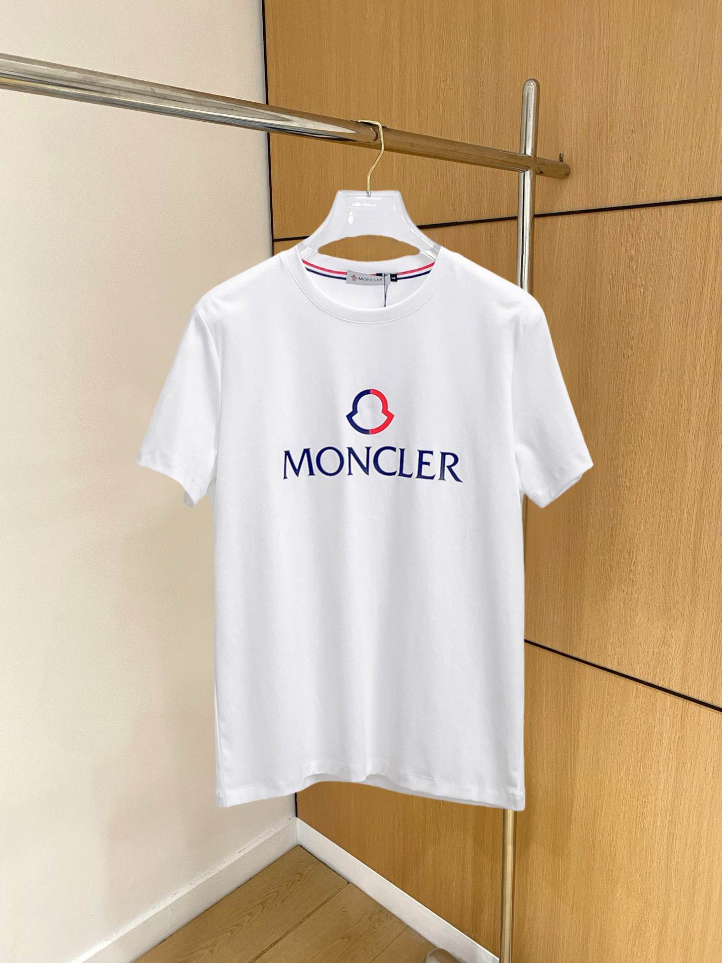 NO:136569,The new spring and summer 2025 new spring and summer first-time counter latest short-sleeved round-neck T-shirt, high-end customization, avant-garde and fashionable design!  Brand logo heavy craft design, high-end customized double mercerized fabric, soft feel, comfortable to wear, exquisite counter-level car line, fine workmanship, invincible and handsome upper body effect!  A must-have item for handsome men!  Gospel of Fatty--- Code number M-4XL (maximum 4XL wearable kilogram), Moncler, T-shirt,tees, t-shirt,alexander wang19860909蒙口 2025春夏新款首发专柜最新款短袖圆领T恤 高端订制 设计前卫时尚！品牌logo重工艺设计 高端定制双丝光面料.手感柔软.穿着舒适.专柜级别精致车线.做工精细.上身效果无敌帅气！型男必备单品！胖子福音-- 码数 M-4XL(最大4XL可穿斤),,Moncler,T-shirt,tees，t-shirt,alexander wang,Men's clothing