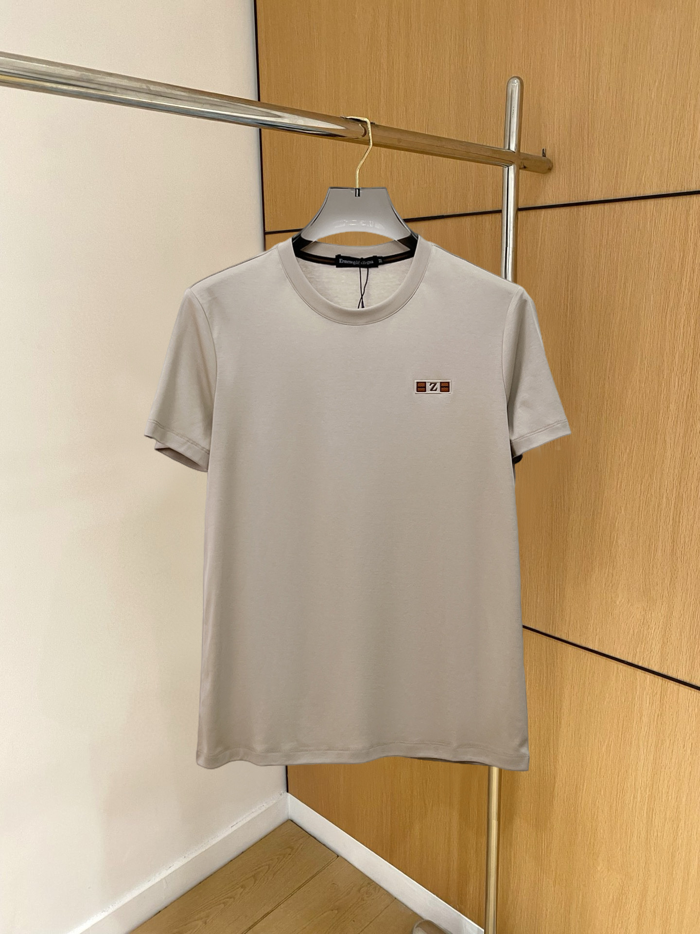 NO:136578,Jenia's new spring and summer new style first-time counter has the latest short-sleeved round-neck T-shirt with high-end customization and avant-garde and fashionable design!  Brand logo heavy craft design, high-end customized double mercerized fabric, soft feel, comfortable to wear, exquisite counter-level car line, fine workmanship, invincible and handsome upper body effect!  A must-have item for handsome men!  Fatty Gospel-- Code Number M-4XL (maximum 4XL can wear kilogram), zegna, T-shirt,tees, t-shirt,alexander wang19860909杰尼亚 2025春夏新款首发专柜最新款短袖圆领T恤 高端订制 设计前卫时尚！品牌logo重工艺设计 高端定制双丝光面料.手感柔软.穿着舒适.专柜级别精致车线.做工精细.上身效果无敌帅气！型男必备单品！胖子福音-- 码数 M-4XL(最大4XL可穿斤),,zegna,T-shirt,tees，t-shirt,alexander wang,Men's clothing