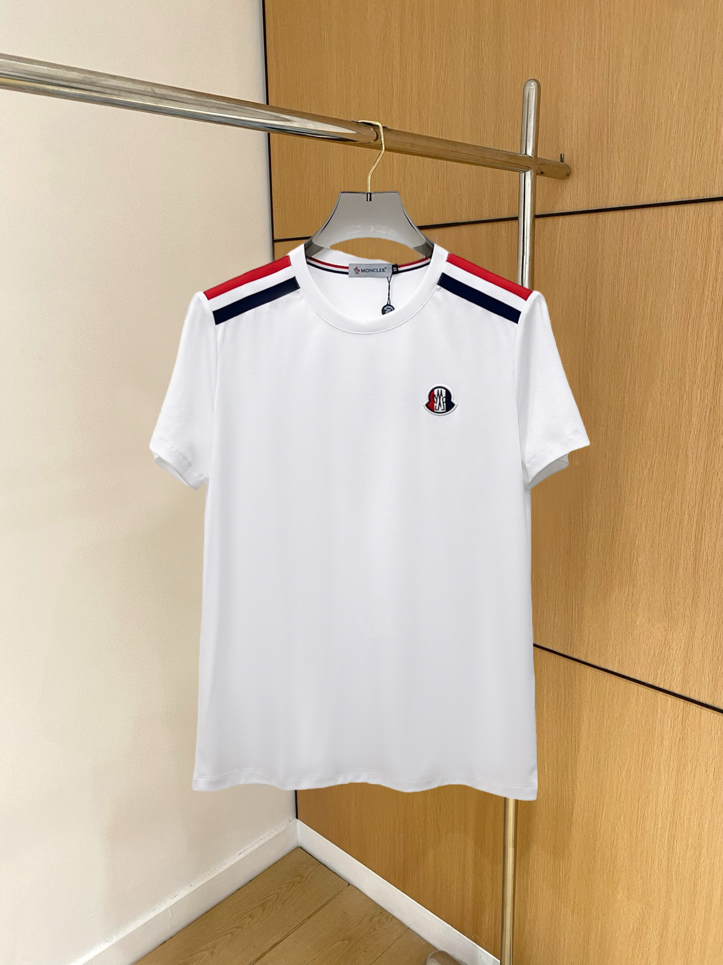 NO:136575,The new spring and summer 2025 new spring and summer first-time counter latest short-sleeved round-neck T-shirt, high-end customization, avant-garde and fashionable design!  Brand logo heavy craft design, high-end customized double mercerized fabric, soft feel, comfortable to wear, exquisite counter-level car line, fine workmanship, invincible and handsome upper body effect!  A must-have item for handsome men!  Gospel of Fatty--- Code number M-4XL (maximum 4XL wearable kilogram), Moncler, T-shirt,tees, t-shirt,alexander wang19860909蒙口 2025春夏新款首发专柜最新款短袖圆领T恤 高端订制 设计前卫时尚！品牌logo重工艺设计 高端定制双丝光面料.手感柔软.穿着舒适.专柜级别精致车线.做工精细.上身效果无敌帅气！型男必备单品！胖子福音-- 码数 M-4XL(最大4XL可穿斤),,Moncler,T-shirt,tees，t-shirt,alexander wang,Men's clothing