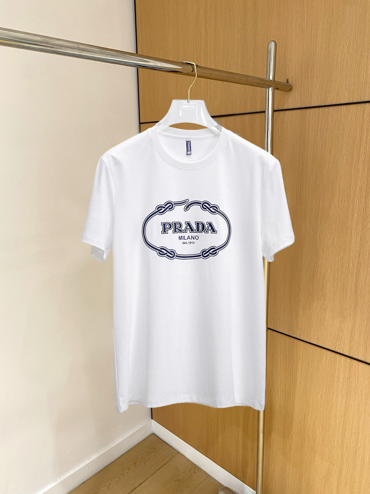 NO:136584,Prada's new spring and summer new style first-time counter latest short-sleeved round-neck T-shirt, high-end customization, avant-garde and fashionable design!  Brand logo heavy craft design, high-end customized double mercerized fabric, soft feel, comfortable to wear, exquisite counter-level car line, fine workmanship, invincible and handsome upper body effect!  A must-have item for handsome men!  Gospel of Fatty--- Code number M-4XL (maximum 4XL wearable kilogram), prada, T-shirt,tees, t-shirt,alexander wang19860909普拉达 2025春夏新款首发专柜最新款短袖圆领T恤 高端订制 设计前卫时尚！品牌logo重工艺设计 高端定制双丝光面料.手感柔软.穿着舒适.专柜级别精致车线.做工精细.上身效果无敌帅气！型男必备单品！胖子福音-- 码数 M-4XL(最大4XL可穿斤),,prada,T-shirt,tees，t-shirt,alexander wang,Men's clothing