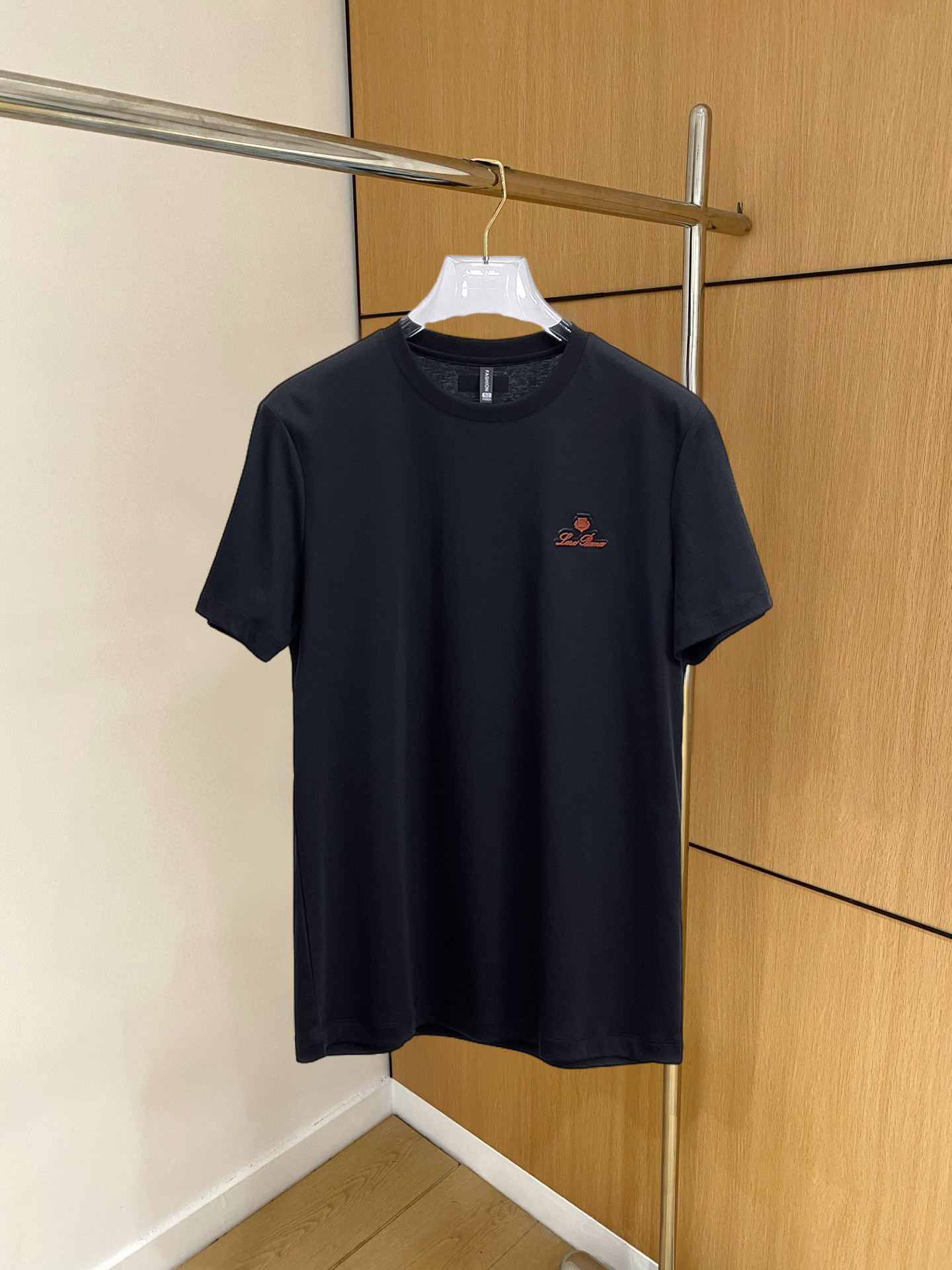 NO:136581,LP Spring and Summer New First-Open Counter Latest Short-sleeved Round Neck T-shirt High-end Customized Design Avant-garde and Fashionable!  Brand logo heavy craft design, high-end customized double mercerized fabric, soft feel, comfortable to wear, exquisite counter-level car line, fine workmanship, invincible and handsome upper body effect!  A must-have item for handsome men!  Fatty Gospel-- Code Number M-4XL (maximum 4XL wearable kilogram), loro piana, T-shirt,tees, t-shirt,alexander wang19860909LP 春夏新款首发专柜最新款短袖圆领T恤 高端订制 设计前卫时尚！品牌logo重工艺设计 高端定制双丝光面料.手感柔软.穿着舒适.专柜级别精致车线.做工精细.上身效果无敌帅气！型男必备单品！胖子福音-- 码数 M-4XL(最大4XL可穿斤),,loro piana,T-shirt,tees，t-shirt,alexander wang,Men's clothing