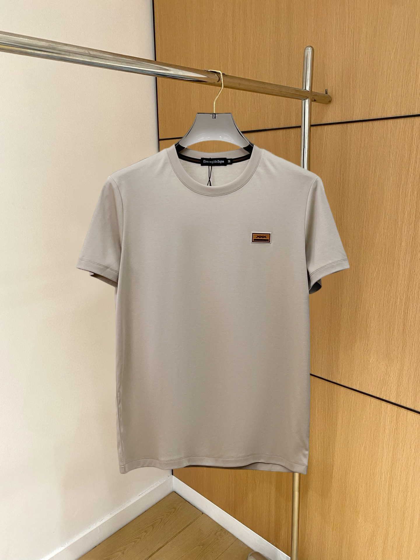 NO:136590,Jenia's new spring and summer new style first-time counter has the latest short-sleeved round-neck T-shirt with high-end customization and avant-garde and fashionable design!  Brand logo heavy craft design, high-end customized double mercerized fabric, soft feel, comfortable to wear, exquisite counter-level car line, fine workmanship, invincible and handsome upper body effect!  A must-have item for handsome men!  Fatty Gospel-- Code Number M-4XL (maximum 4XL can wear kilogram), zegna, T-shirt,tees, t-shirt,alexander wang19860909杰尼亚 2025春夏新款首发专柜最新款短袖圆领T恤 高端订制 设计前卫时尚！品牌logo重工艺设计 高端定制双丝光面料.手感柔软.穿着舒适.专柜级别精致车线.做工精细.上身效果无敌帅气！型男必备单品！胖子福音-- 码数 M-4XL(最大4XL可穿斤),,zegna,T-shirt,tees，t-shirt,alexander wang,Men's clothing